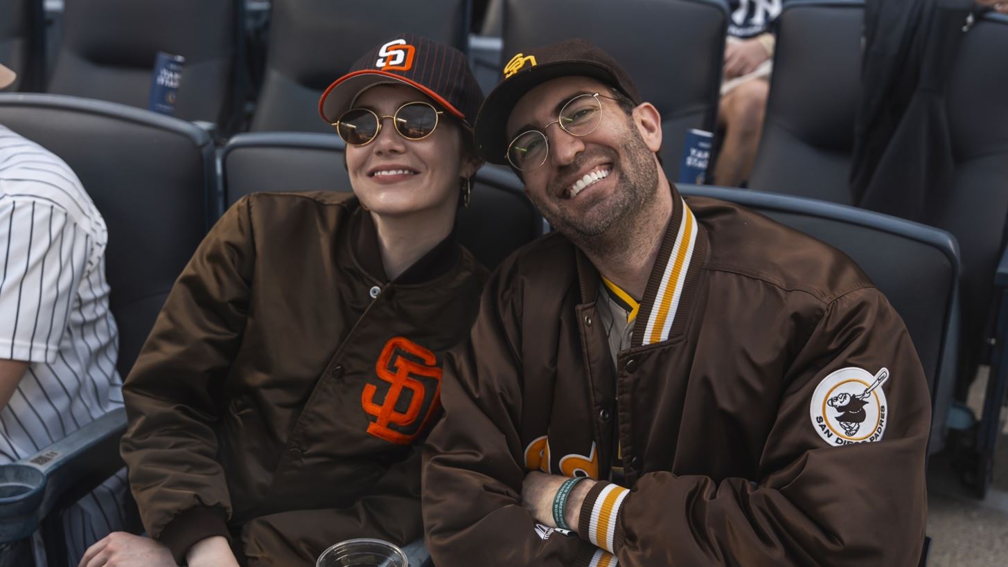 Emma Stone &amp; Dave McCary | &#x391;&#x3C0;&#x3BF;&#x3BA;&#x3B1;&#x3BB;&#x3CD;&#x3C6;&#x3B8;&#x3B7;&#x3BA;&#x3B5; &#x3C4;&#x3BF; &#x3BA;&#x3BF;&#x3B9;&#x3BD;&#x3CC; &#x3C0;&#x3AC;&#x3B8;&#x3BF;&#x3C2; &#x3C4;&#x3BF;&#x3C5; &#x3B6;&#x3B5;&#x3C5;&#x3B3;&#x3B1;&#x3C1;&#x3B9;&#x3BF;&#x3CD; &#x3C3;&#x3B5; &#x3BC;&#x3B9;&#x3B1; &#x3C3;&#x3C0;&#x3AC;&#x3BD;&#x3B9;&#x3B1; &#x3B4;&#x3B7;&#x3BC;&#x3CC;&#x3C3;&#x3B9;&#x3B1; &#x3B5;&#x3BC;&#x3C6;&#x3AC;&#x3BD;&#x3B9;&#x3C3;&#x3B7;