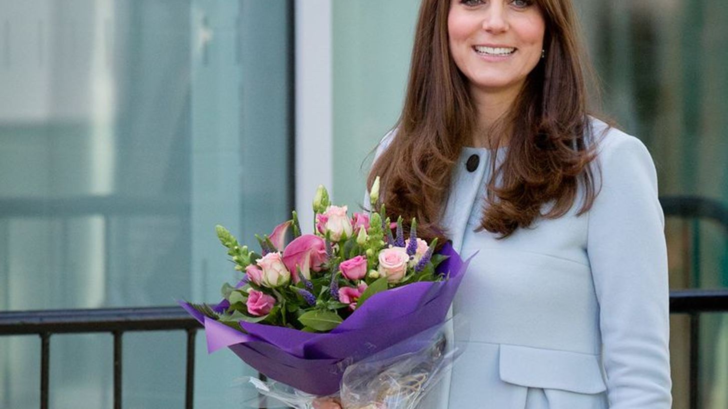 Kate Middleton: &#x3A0;&#x3BF;&#x3CD; &#x3B5;&#x3C1;&#x3B3;&#x3B1;&#x3B6;&#x3CC;&#x3C4;&#x3B1;&#x3BD; &#x3C0;&#x3C1;&#x3B9;&#x3BD; &#x3B3;&#x3AF;&#x3BD;&#x3B5;&#x3B9; &#x394;&#x3BF;&#x3CD;&#x3BA;&#x3B9;&#x3C3;&#x3C3;&#x3B1; &#x3C4;&#x3BF;&#x3C5; Cambridge;