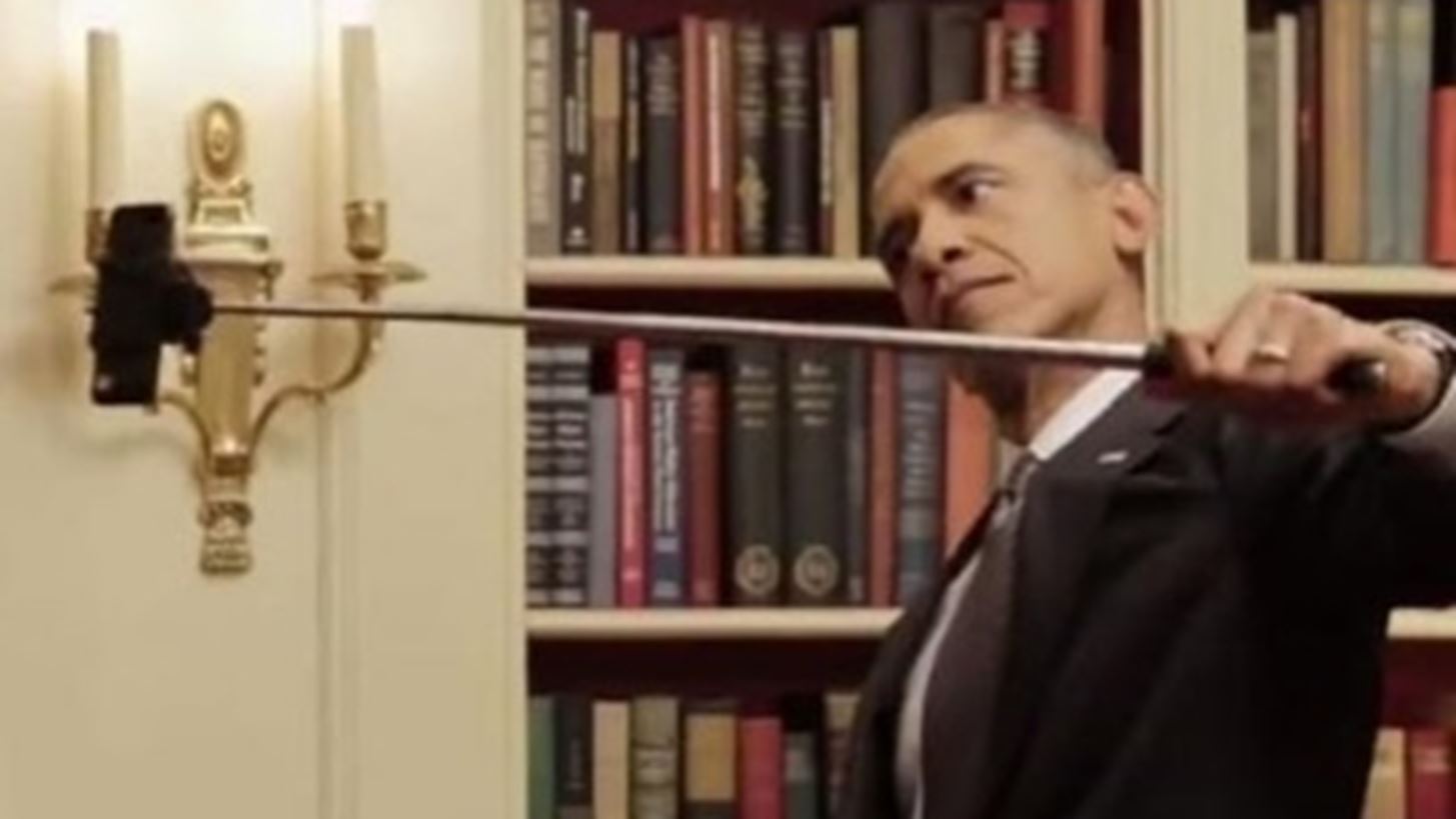 Barack Obama: &#x394;&#x3AF;&#x3BD;&#x3B5;&#x3B9; &#x3C3;&#x3C5;&#x3BC;&#x3B2;&#x3BF;&#x3C5;&#x3BB;&#x3AD;&#x3C2; &#x3B3;&#x3B9;&#x3B1; &#x3C4;&#x3B7;&#x3BD; &#x3BA;&#x3B1;&#x3BB;&#x3CD;&#x3C4;&#x3B5;&#x3C1;&#x3B7; selfie!