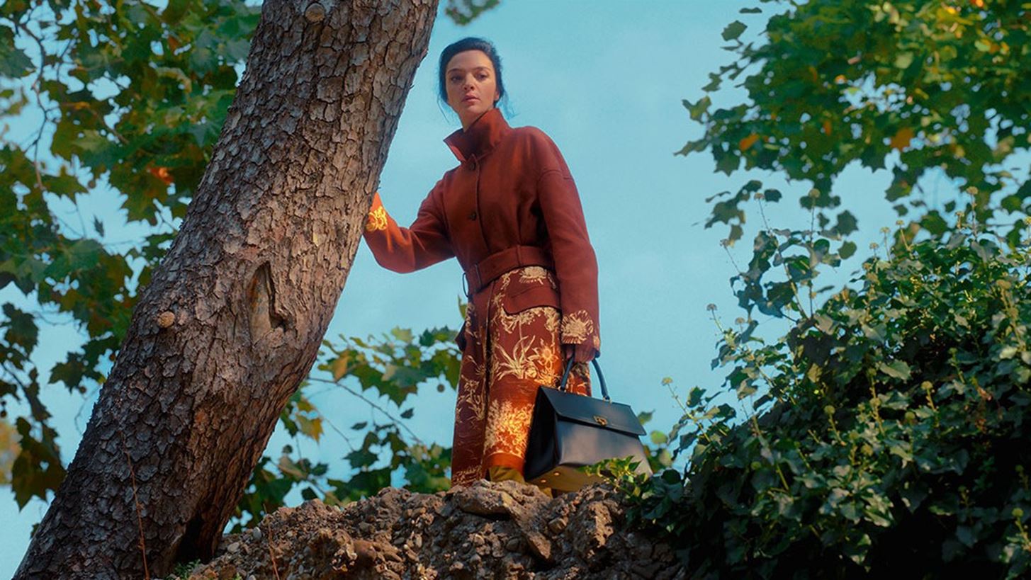 &#x39F; Luca Guadagnino &#x3C3;&#x3BA;&#x3B7;&#x3BD;&#x3BF;&#x3B8;&#x3B5;&#x3C4;&#x3B5;&#x3AF; &#x3C4;&#x3B7;&#x3BD; SS21 &#x3BA;&#x3B1;&#x3BC;&#x3C0;&#x3AC;&#x3BD;&#x3B9;&#x3B1; &#x3C4;&#x3BF;&#x3C5; Salvatore Ferragamo