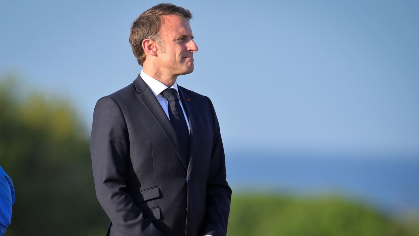 Emmanuel Macron | &#x391;&#x3C0;&#x3BF;&#x3C7;&#x3B1;&#x3B9;&#x3C1;&#x3B5;&#x3C4;&#x3AC; &#x3C4;&#x3BF;&#x3BD; &#x3B8;&#x3C1;&#x3CD;&#x3BB;&#x3BF; &#x3C4;&#x3BF;&#x3C5; &#x3B3;&#x3B1;&#x3BB;&#x3BB;&#x3B9;&#x3BA;&#x3BF;&#x3CD; &#x3C3;&#x3B9;&#x3BD;&#x3B5;&#x3BC;&#x3AC;, Alain Delon