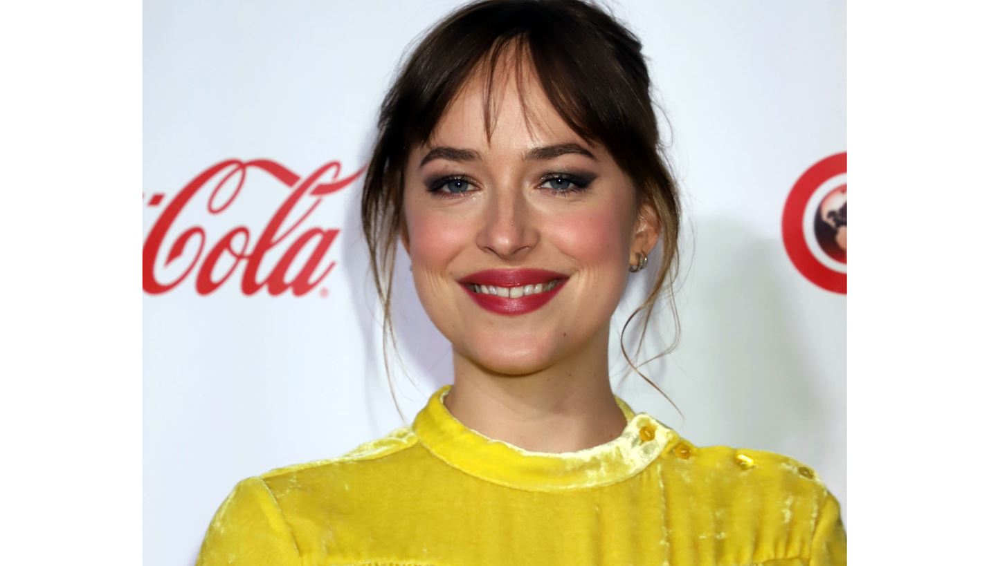 Dakota Johnson: &#x388;&#x3C7;&#x3B5;&#x3B9; &#x3C4;&#x3BF; &#x3C4;&#x3AD;&#x3BB;&#x3B5;&#x3B9;&#x3BF; trick &#x3B3;&#x3B9;&#x3B1; &#x3B5;&#x3CD;&#x3BA;&#x3BF;&#x3BB;&#x3BF; cat eye look