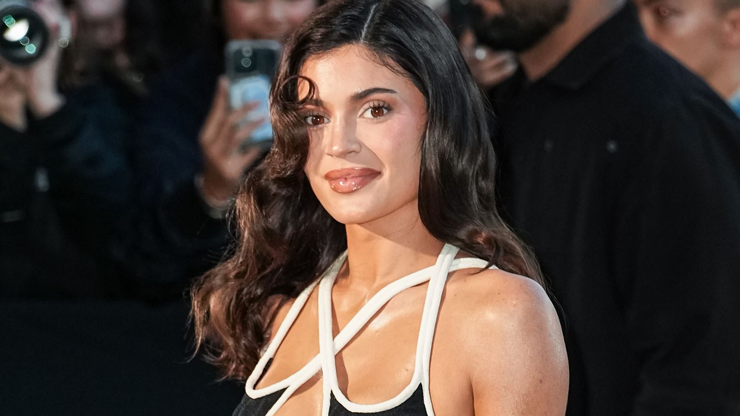 Kylie Jenner | &#x3A4;&#x3BF; mini trench &#x3C4;&#x3B7;&#x3C2; &#x3B5;&#x3AF;&#x3BD;&#x3B1;&#x3B9; &#x3C4;&#x3BF; &#x3C0;&#x3B9;&#x3BF; chic &#x3C0;&#x3B1;&#x3BD;&#x3C9;&#x3C6;&#x3CC;&#x3C1;&#x3B9; &#x3B1;&#x3C5;&#x3C4;&#x3AE;&#x3C2; &#x3C4;&#x3B7;&#x3C2; &#x3C3;&#x3B5;&#x3B6;&#x3CC;&#x3BD;