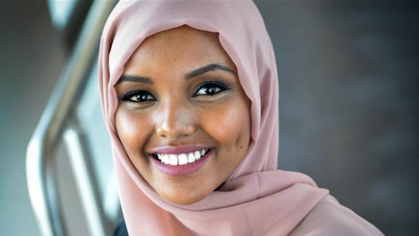 Halima Aden: &#x3A4;&#x3BF; 19&#x3C7;&#x3C1;&#x3BF;&#x3BD;&#x3BF; &#x3BC;&#x3BF;&#x3BD;&#x3C4;&#x3AD;&#x3BB;&#x3BF; &#x3C0;&#x3BF;&#x3C5; &#x3C0;&#x3B5;&#x3C1;&#x3C0;&#x3AC;&#x3C4;&#x3B7;&#x3C3;&#x3B5; &#x3C3;&#x3C4;&#x3BF; Yeezy Show &#x3BC;&#x3B5; &#x3BC;&#x3B1;&#x3BD;&#x3C4;&#x3AF;&#x3BB;&#x3B1;