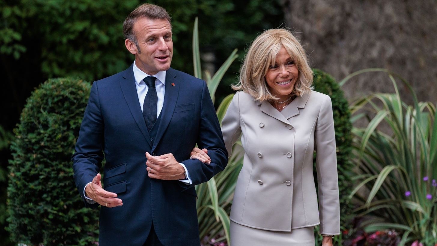 &#x397; Brigitte &#x3B1;&#x3C0;&#x3BF;&#x3C6;&#x3B5;&#x3CD;&#x3B3;&#x3B5;&#x3B9; &#x3C4;&#x3BF;&#x3BD; Emmanuel Macron | H &#x3AC;&#x3B2;&#x3BF;&#x3BB;&#x3B7; &#x3C7;&#x3B5;&#x3B9;&#x3C1;&#x3BF;&#x3BD;&#x3BF;&#x3BC;&#x3AF;&#x3B1; &#x3C0;&#x3BF;&#x3C5; &#x3B2;&#x3B9;&#x3BD;&#x3C4;&#x3B5;&#x3BF;&#x3C3;&#x3BA;&#x3BF;&#x3C0;&#x3AE;&#x3B8;&#x3B7;&#x3BA;&#x3B5; &#x3C3;&#x3C4;&#x3B7;&#x3BD; &#x3B1;&#x3B5;&#x3C1;&#x3BF;&#x3C0;&#x3BF;&#x3C1;&#x3B9;&#x3BA;&#x3AE; &#x3B2;&#x3AC;&#x3C3;&#x3B7; Northolt