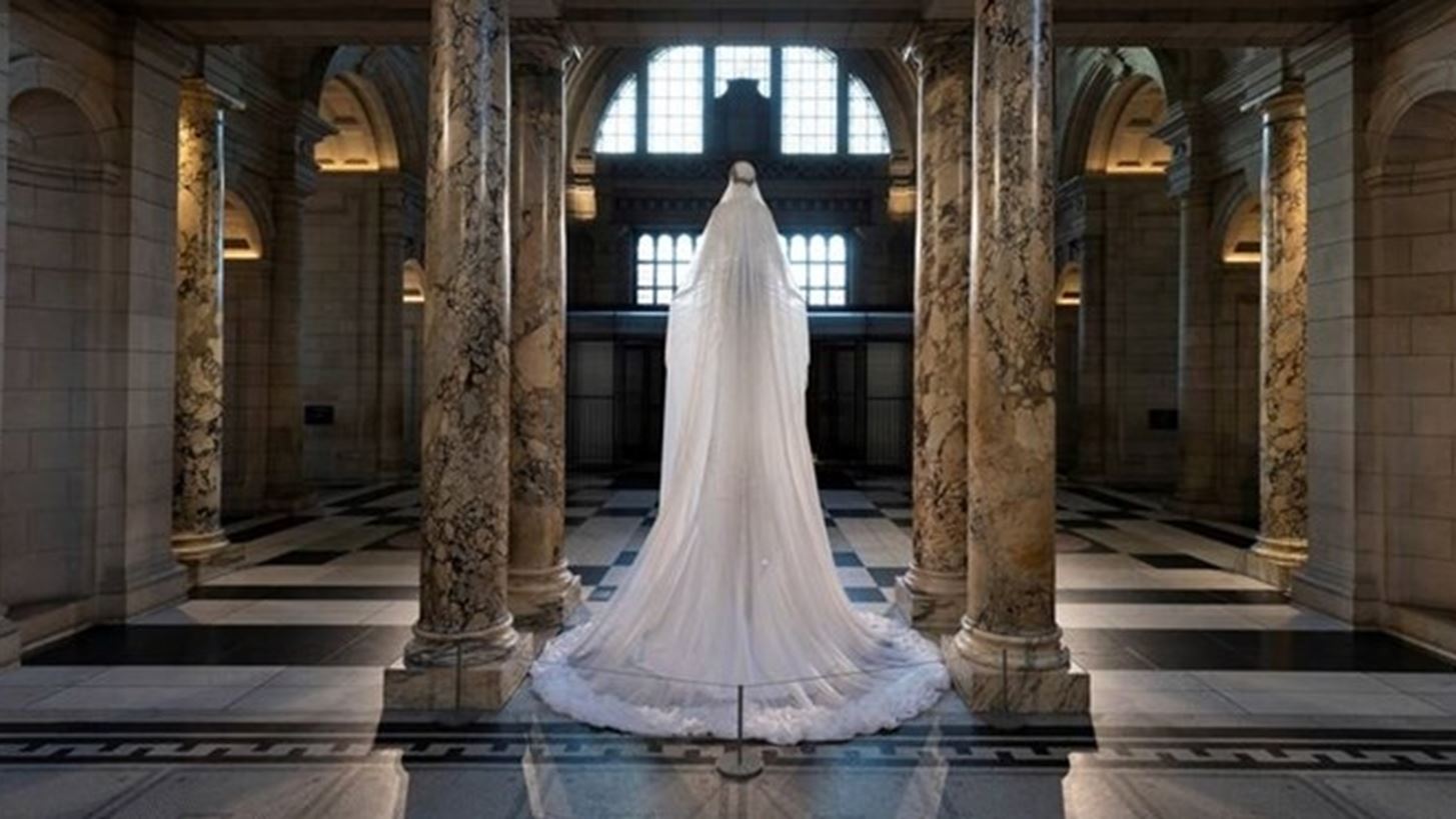 &#x3A4;&#x3BF; V &amp; A Museum &#x3C3;&#x3C4;&#x3CC;&#x3BB;&#x3B9;&#x3C3;&#x3B5; &#x3C6;&#x3CC;&#x3C1;&#x3B5;&#x3BC;&#x3B1; &#x3B1;&#x3BD;&#x3C4;&#x3AF; &#x3B3;&#x3B9;&#x3B1; &#x3C7;&#x3C1;&#x3B9;&#x3C3;&#x3C4;&#x3BF;&#x3C5;&#x3B3;&#x3B5;&#x3BD;&#x3BD;&#x3B9;&#x3AC;&#x3C4;&#x3B9;&#x3BA;&#x3BF; &#x3B4;&#x3AD;&#x3BD;&#x3C4;&#x3C1;&#x3BF;!