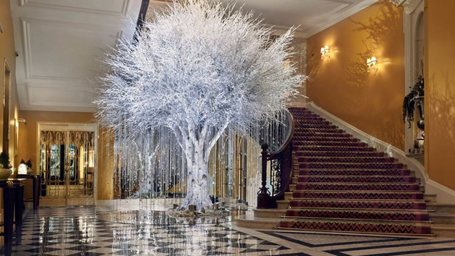 Tis the season | &#x3A4;&#x3BF; &#x3C7;&#x3C1;&#x3B9;&#x3C3;&#x3C4;&#x3BF;&#x3C5;&#x3B3;&#x3B5;&#x3BD;&#x3BD;&#x3B9;&#x3AC;&#x3C4;&#x3B9;&#x3BA;&#x3BF; &#x3B4;&#x3AD;&#x3BD;&#x3C4;&#x3C1;&#x3BF; &#x3C4;&#x3BF;&#x3C5; Claridge&#x27;s &#x3B1;&#x3C0;&#x3BF;&#x3BA;&#x3B1;&#x3BB;&#x3CD;&#x3C6;&#x3B8;&#x3B7;&#x3BA;&#x3B5;