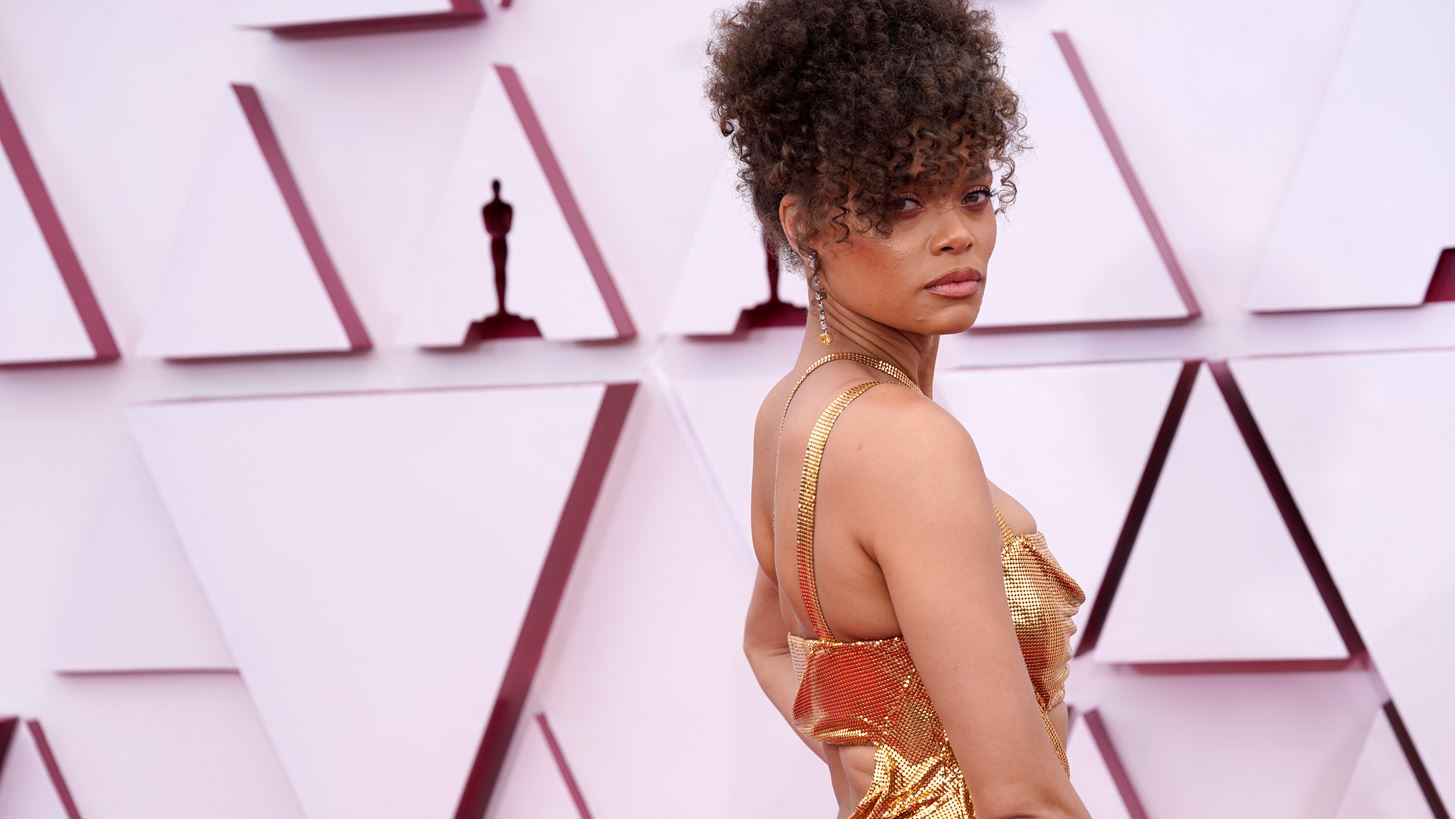 &#x3A0;&#x3BF;&#x3B9;&#x3B1; &#x3B5;&#x3AF;&#x3BD;&#x3B1;&#x3B9; &#x3B7; Andra Day, &#x3C4;&#x3BF; &#x3BD;&#x3AD;&#x3BF; &#x3C6;&#x3BB;&#x3B5;&#x3C1;&#x3C4; &#x3C4;&#x3BF;&#x3C5; Brad Pitt;