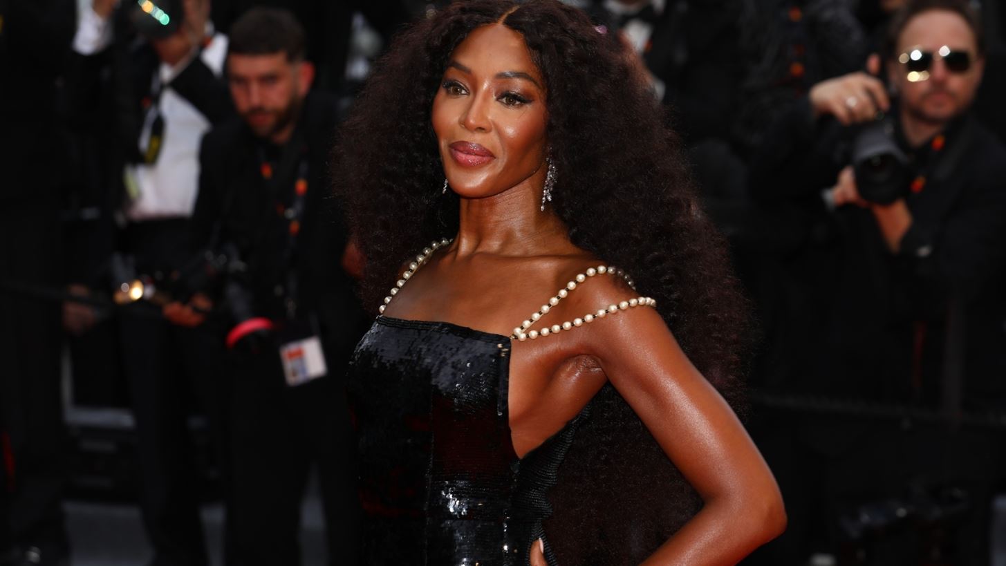 &#x3A6;&#x3B5;&#x3C3;&#x3C4;&#x3B9;&#x3B2;&#x3AC;&#x3BB; &#x39A;&#x3B1;&#x3BD;&#x3BD;&#x3CE;&#x3BD; | &#x397; Naomi Campbell &#x3C0;&#x3B5;&#x3C1;&#x3C0;&#x3AC;&#x3C4;&#x3B7;&#x3C3;&#x3B5; &#x3C3;&#x3C4;&#x3BF; &#x3BA;&#x3CC;&#x3BA;&#x3BA;&#x3B9;&#x3BD;&#x3BF; &#x3C7;&#x3B1;&#x3BB;&#x3AF; &#x3BC;&#x3B5; vintage Chanel &#x3B4;&#x3B7;&#x3BC;&#x3B9;&#x3BF;&#x3C5;&#x3C1;&#x3B3;&#x3AF;&#x3B1; &#x3C0;&#x3BF;&#x3C5; &#x3B5;&#x3AF;&#x3C7;&#x3B5; &#x3C6;&#x3BF;&#x3C1;&#x3AD;&#x3C3;&#x3B5;&#x3B9; &#x3C3;&#x3C4;&#x3B1; 90s