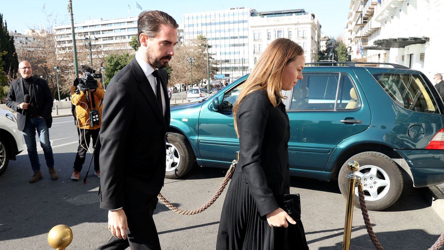 Φίλιππος Ντε Γκρες | Χωρίς τη Nina Flohr σε σπάνια casual βόλτα στην Αθήνα