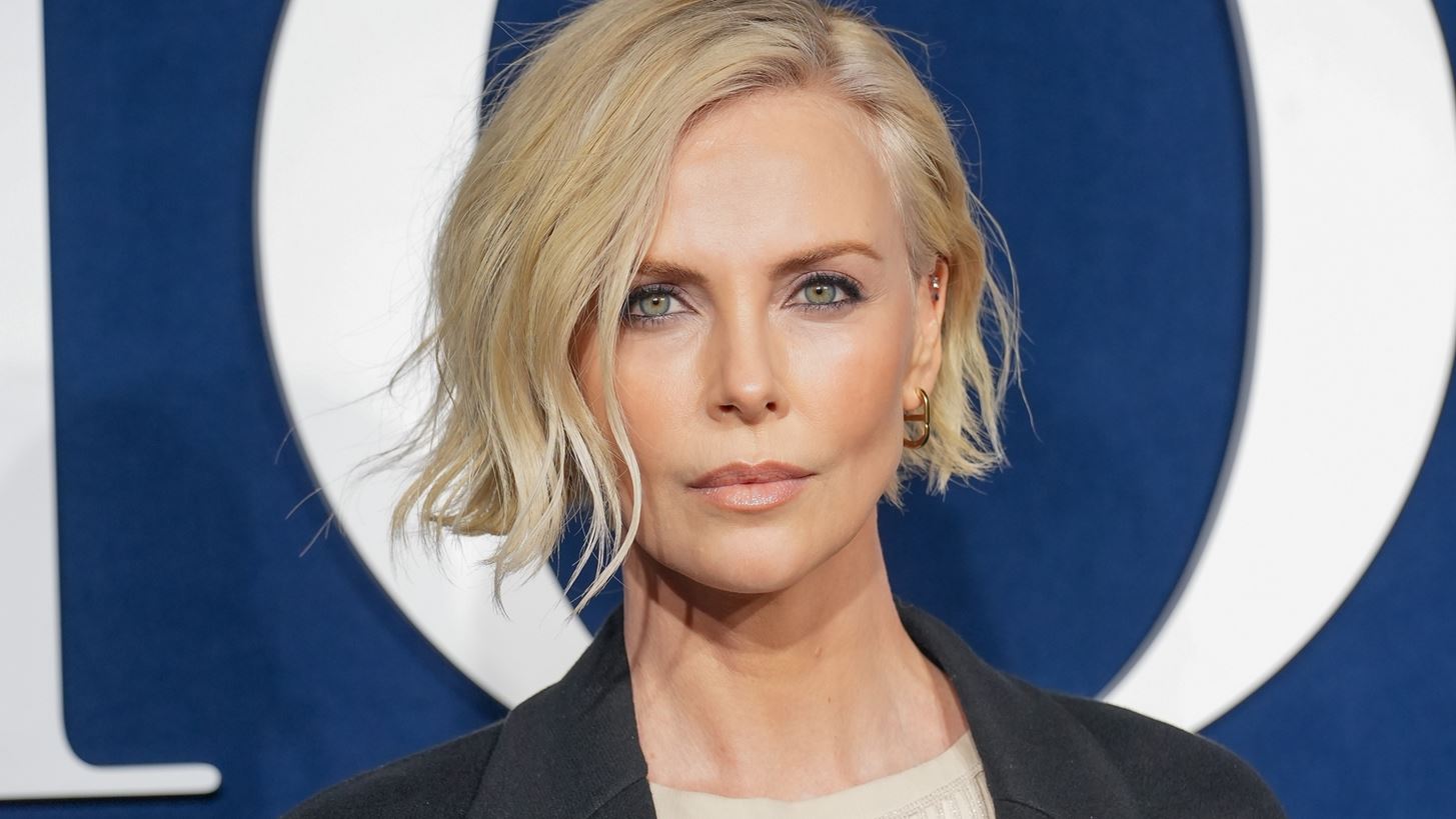 &#x393;&#x3B9;&#x3B1; &#x3C4;&#x3B7;&#x3BD; Charlize Theron, &#x3B7; &#x3BC;&#x3B7;&#x3C4;&#x3C1;&#x3CC;&#x3C4;&#x3B7;&#x3C4;&#x3B1; &#x3B5;&#x3AF;&#x3BD;&#x3B1;&#x3B9; &#x3AD;&#x3BD;&#x3B1; &#x3C3;&#x3C5;&#x3BD;&#x3B5;&#x3C7;&#x3AD;&#x3C2; &#x3C4;&#x3B1;&#x3BE;&#x3AF;&#x3B4;&#x3B9; &#x3BC;&#x3AC;&#x3B8;&#x3B7;&#x3C3;&#x3B7;&#x3C2;