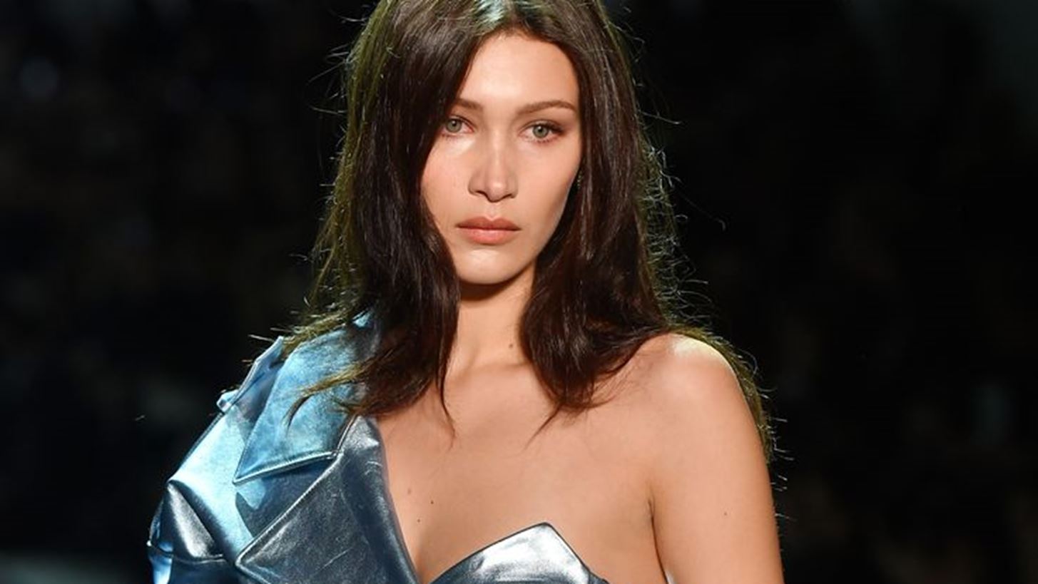 H Bella Hadid &#x3B8;&#x3B1; &#x3C0;&#x3B1;&#x3C1;&#x3BF;&#x3C5;&#x3C3;&#x3B9;&#x3AC;&#x3C3;&#x3B5;&#x3B9; &#x3C4;&#x3B7;&#x3BD; &#x3C0;&#x3C1;&#x3CE;&#x3C4;&#x3B7; &#x3C4;&#x3B7;&#x3C2; &#x3C3;&#x3C5;&#x3BB;&#x3BB;&#x3BF;&#x3B3;&#x3AE; &#x3C3;&#x3C4;&#x3B7;&#x3BD; &#x395;&#x3B2;&#x3B4;&#x3BF;&#x3BC;&#x3AC;&#x3B4;&#x3B1; &#x39C;&#x3CC;&#x3B4;&#x3B1;&#x3C2; &#x3C4;&#x3BF;&#x3C5; &#x3A0;&#x3B1;&#x3C1;&#x3B9;&#x3C3;&#x3B9;&#x3BF;&#x3CD;