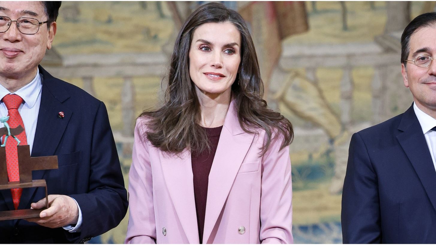 H &#x3B2;&#x3B1;&#x3C3;&#x3AF;&#x3BB;&#x3B9;&#x3C3;&#x3C3;&#x3B1; Letizia &#x3BC;&#x27; &#x3AD;&#x3BD;&#x3B1; &#x3BA;&#x3BF;&#x3C3;&#x3C4;&#x3BF;&#x3CD;&#x3BC;&#x3B9; &#x3C3;&#x3C4;&#x3BF; &#x3C7;&#x3C1;&#x3CE;&#x3BC;&#x3B1; - &#x3C4;&#x3AC;&#x3C3;&#x3B7; &#x3C4;&#x3B7;&#x3C2; &#x3AC;&#x3BD;&#x3BF;&#x3B9;&#x3BE;&#x3B7;&#x3C2; &#x3BA;&#x3B1;&#x3B9; &#x3C0;&#x3BF;&#x3BB;&#x3CD; &#x3BA;&#x3BF;&#x3BC;&#x3C8;&#x3AD;&#x3C2; &#x3B3;&#x3CC;&#x3B2;&#x3B5;&#x3C2;