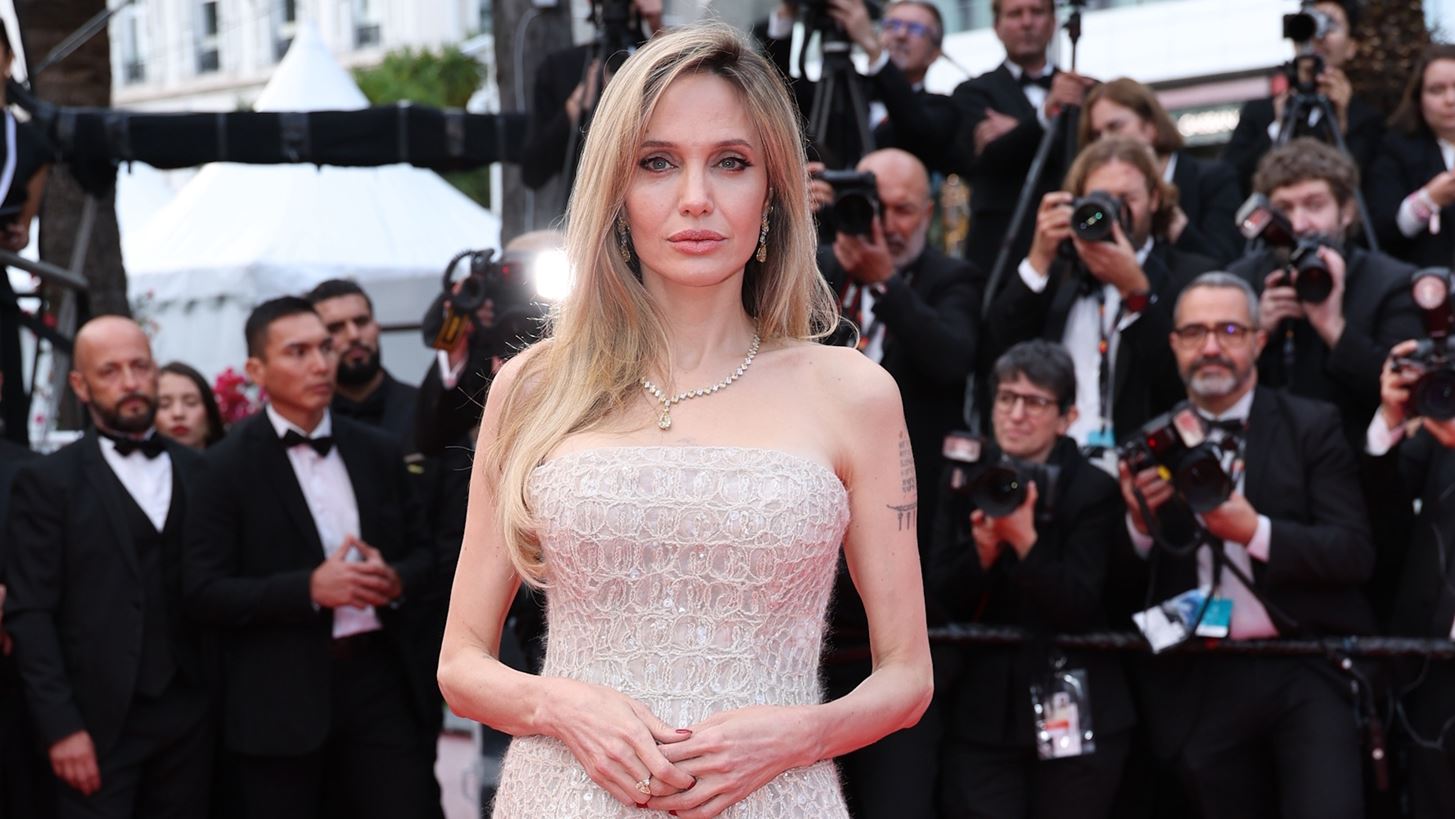 Angelina Jolie | &#x3A0;&#x3B1;&#x3C1;&#x3B1;&#x3B4;&#x3AF;&#x3B4;&#x3B5;&#x3B9; &#x3BC;&#x3B1;&#x3B8;&#x3AE;&#x3BC;&#x3B1;&#x3C4;&#x3B1; &#x3C3;&#x3C4;&#x3C5;&#x3BB; &#x3BC;&#x3B5; &#x3C4;&#x3BF; beauty look &#x3C4;&#x3B7;&#x3C2; &#x3C3;&#x3C4;&#x3BF; &#x3BA;&#x3CC;&#x3BA;&#x3BA;&#x3B9;&#x3BD;&#x3BF; &#x3C7;&#x3B1;&#x3BB;&#x3AF;