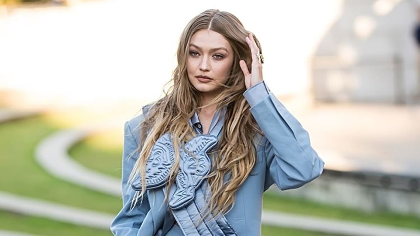 Gigi Hadid | &#x394;&#x3C9;&#x3C1;&#x3AF;&#x3B6;&#x3B5;&#x3B9; &#x3CC;&#x3BB;&#x3B1; &#x3C4;&#x3B1; &#x3AD;&#x3C3;&#x3BF;&#x3B4;&#x3AC; &#x3C4;&#x3B7;&#x3C2; &#x3B1;&#x3C0;&#x3CC; &#x3C4;&#x3B9;&#x3C2; &#x395;&#x3B2;&#x3B4;&#x3BF;&#x3BC;&#x3AC;&#x3B4;&#x3B5;&#x3C2; &#x39C;&#x3CC;&#x3B4;&#x3B1;&#x3C2; &#x3B3;&#x3B9;&#x3B1; &#x3C4;&#x3B7;&#x3BD; &#x39F;&#x3C5;&#x3BA;&#x3C1;&#x3B1;&#x3BD;&#x3AF;&#x3B1;