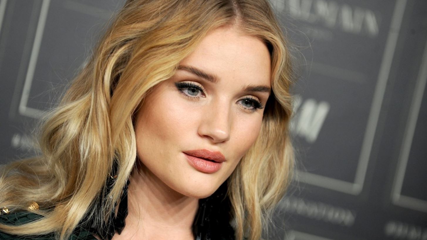 &#x397; Rosie Huntington-Whiteley &#x3BC;&#x3BF;&#x3B9;&#x3C1;&#x3AC;&#x3B6;&#x3B5;&#x3C4;&#x3B1;&#x3B9; 8 beauty &#x3BC;&#x3C5;&#x3C3;&#x3C4;&#x3B9;&#x3BA;&#x3AC; &#x3B3;&#x3B9;&#x3B1; &#x3C4;&#x3AD;&#x3BB;&#x3B5;&#x3B9;&#x3BF; &#x3B4;&#x3AD;&#x3C1;&#x3BC;&#x3B1;