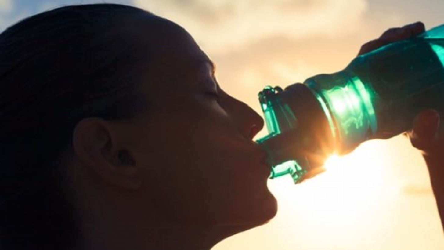 Έξυπνη ιδέα για να πίνεις περισσότερο νερό σε δύο βήματα