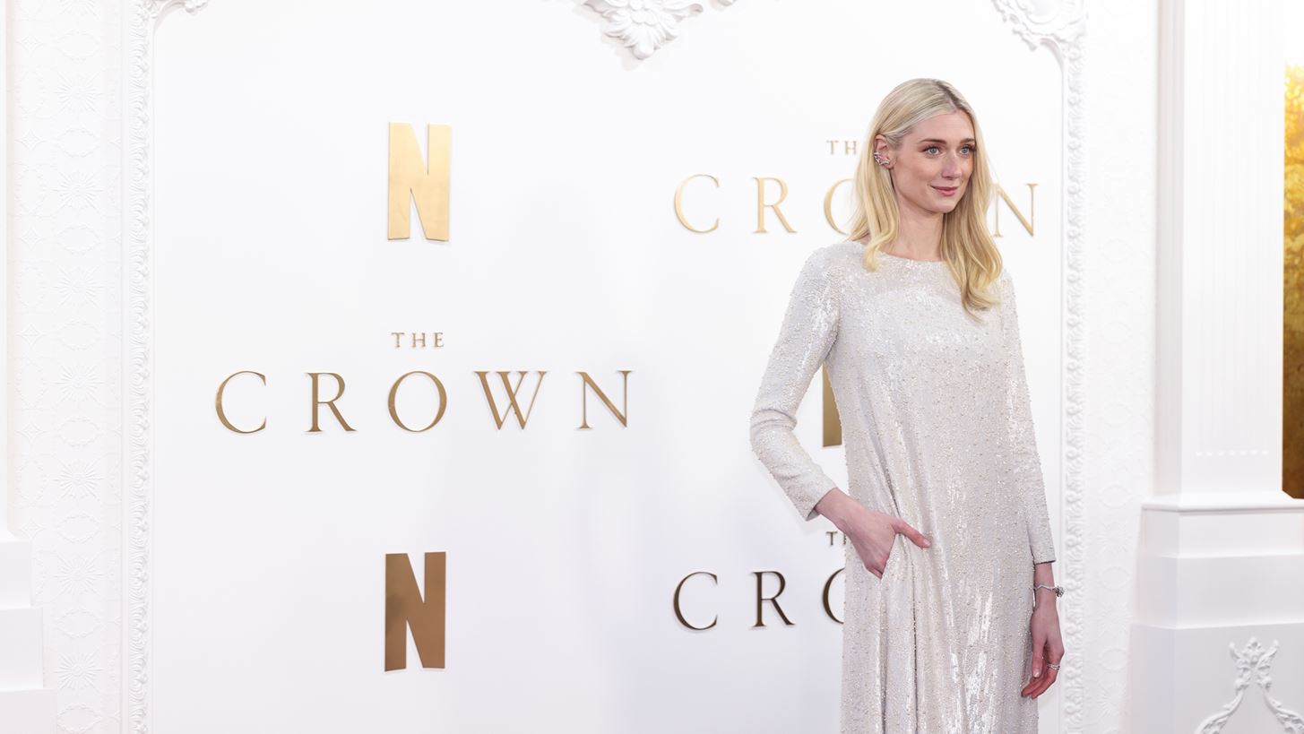&#x397; Elizabeth Debicki &#x3BC;&#x27; &#x3AD;&#x3BD;&#x3B1; &#x3B5;&#x3BD;&#x3C4;&#x3C5;&#x3C0;&#x3C9;&#x3C3;&#x3B9;&#x3B1;&#x3BA;&#x3CC; Dior look &#x3C3;&#x3C4;&#x3B7;&#x3BD; &#x3C0;&#x3C1;&#x3B5;&#x3BC;&#x3B9;&#x3AD;&#x3C1;&#x3B1; &#x3C4;&#x3BF;&#x3C5; The Crown
