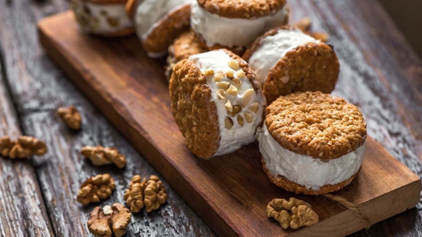 Μια συνταγή για υγιεινό παγωτό-σάντουιτς για τα παιδιά