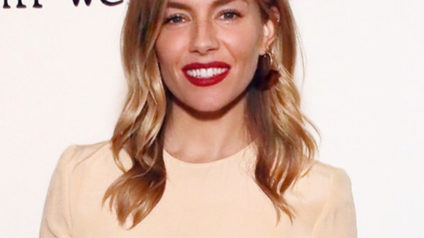 Sienna Miller | &#x39C;&#x3B5; minimal chic &#x3BC;&#x3B1;&#x3B3;&#x3B9;&#x3CC; &#x3B1;&#x3C0;&#x3CC; &#x3C4;&#x3B1; 90s &#x3C3;&#x3C4;&#x3BF; M&#x3B5;&#x3BE;&#x3B9;&#x3BA;&#x3CC;