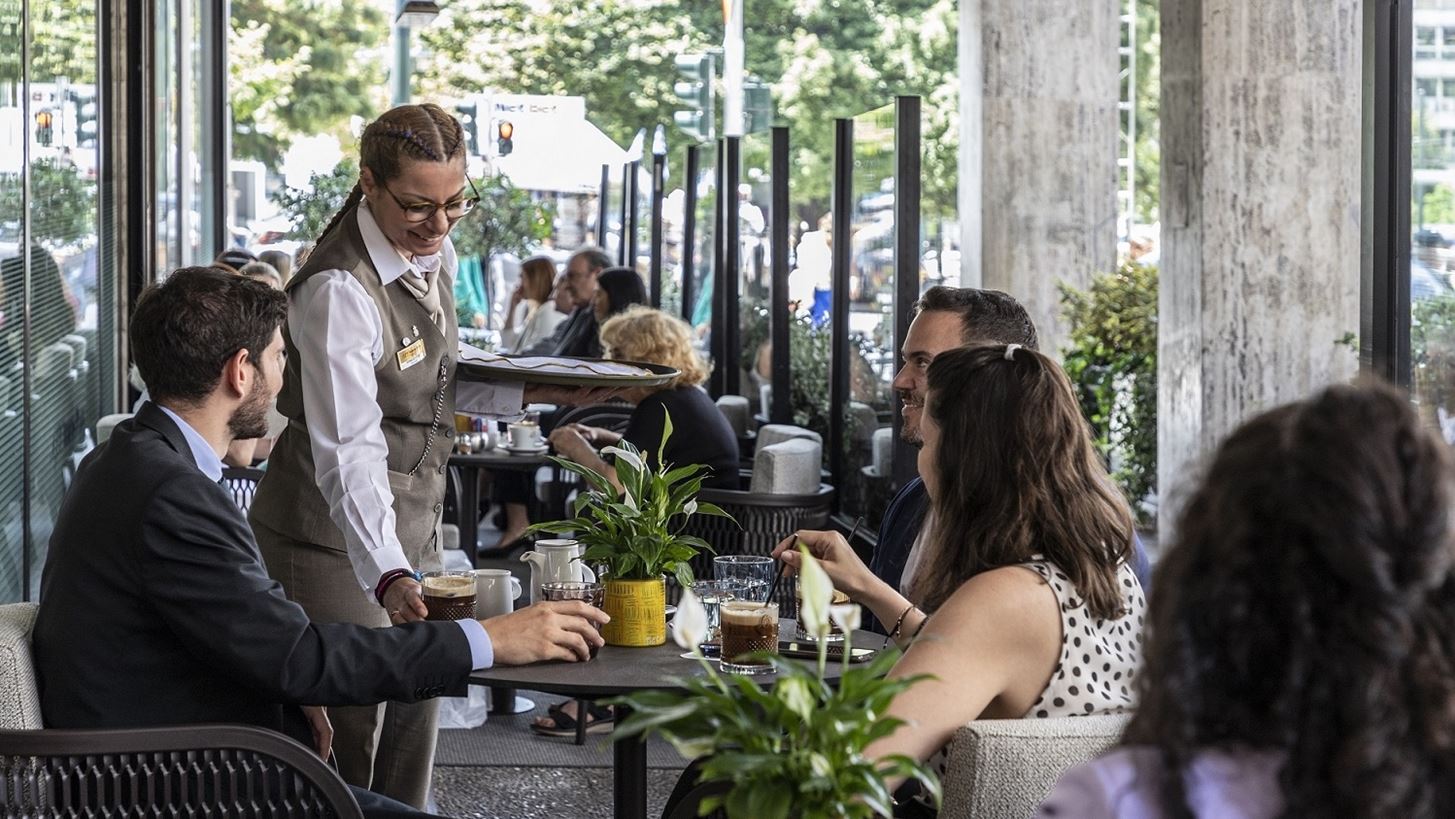 Plaza Caf&#xE9; | M&#x3B9;&#x3B1; all day &#x3B5;&#x3BC;&#x3C0;&#x3B5;&#x3B9;&#x3C1;&#x3AF;&#x3B1; &#x3B1;&#x3C0;&#x3CC;&#x3BB;&#x3B1;&#x3C5;&#x3C3;&#x3B7;&#x3C2; &#x3C3;&#x3C4;&#x3B7;&#x3BD; &#x3A0;&#x3BB;&#x3B1;&#x3C4;&#x3B5;&#x3AF;&#x3B1; &#x3A3;&#x3C5;&#x3BD;&#x3C4;&#x3AC;&#x3B3;&#x3BC;&#x3B1;&#x3C4;&#x3BF;&#x3C2;