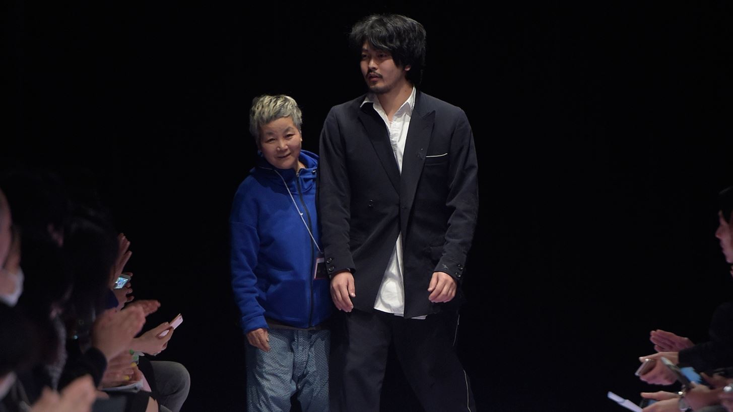 &#x39F; Soshi Otsuki &#x3B5;&#x3AF;&#x3BD;&#x3B1;&#x3B9; &#x3BF; &#x3BD;&#x3B9;&#x3BA;&#x3B7;&#x3C4;&#x3AE;&#x3C2; &#x3C4;&#x3BF;&#x3C5; LVMH prize 2025 - &#x38C;&#x3BB;&#x3B1; &#x3CC;&#x3C3;&#x3B1; &#x3C7;&#x3C1;&#x3B5;&#x3B9;&#x3AC;&#x3B6;&#x3B5;&#x3C4;&#x3B1;&#x3B9; &#x3BD;&#x3B1; &#x3B3;&#x3BD;&#x3C9;&#x3C1;&#x3AF;&#x3B6;&#x3B5;&#x3B9;&#x3C2; &#x3B3;&#x3B9;&#x3B1; &#x3C4;&#x3BF;&#x3BD; &#x3C3;&#x3C7;&#x3B5;&#x3B4;&#x3B9;&#x3B1;&#x3C3;&#x3C4;&#x3AE;