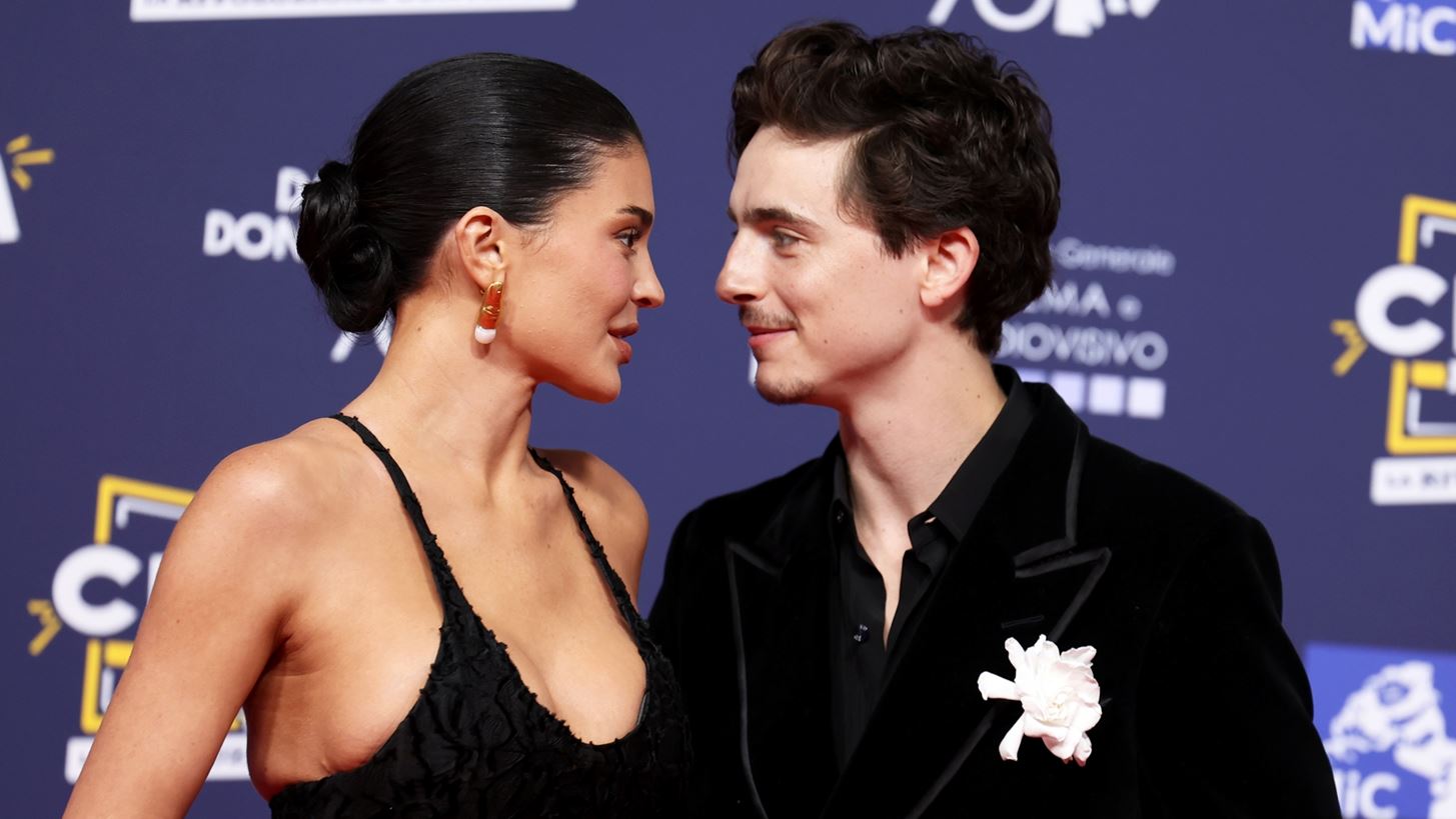 &#x397; Kylie Jenner &#x3BA;&#x3B1;&#x3B9; &#x3BF; Timoth&#xE9;e Chalamet &#x3C0;&#x3C1;&#x3B1;&#x3B3;&#x3BC;&#x3B1;&#x3C4;&#x3BF;&#x3C0;&#x3BF;&#x3B9;&#x3BF;&#x3CD;&#x3BD; &#x3C4;&#x3B7;&#x3BD; &#x3C0;&#x3C1;&#x3CE;&#x3C4;&#x3B7; &#x3C4;&#x3BF;&#x3C5;&#x3C2; red carpet &#x3B5;&#x3BC;&#x3C6;&#x3AC;&#x3BD;&#x3B9;&#x3C3;&#x3B7; &#x3BA;&#x3B1;&#x3B9; &#x3CC;&#x3BB;&#x3BF;&#x3B9; &#x3C3;&#x3C7;&#x3BF;&#x3BB;&#x3B9;&#x3AC;&#x3B6;&#x3BF;&#x3C5;&#x3BD; &#x3C4;&#x3BF; &#x3AF;&#x3B4;&#x3B9;&#x3BF; &#x3C0;&#x3C1;&#x3AC;&#x3B3;&#x3BC;&#x3B1;