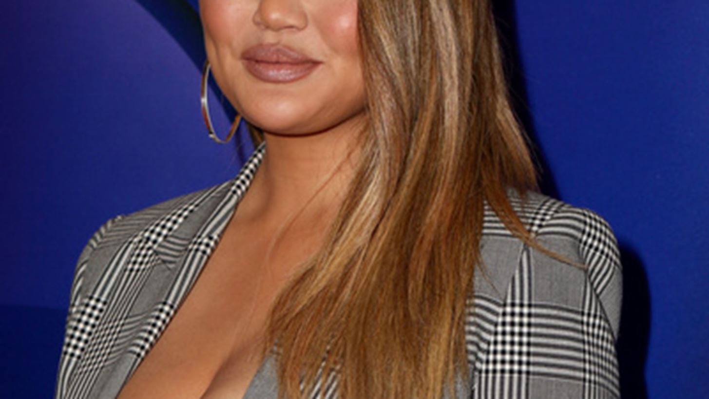 &#x397; Chrissy Teigen &#x3AD;&#x3B2;&#x3B1;&#x3C8;&#x3B5; &#x3C4;&#x3B1; &#x3BC;&#x3B1;&#x3BB;&#x3BB;&#x3B9;&#x3AC; &#x3C4;&#x3B7;&#x3C2; &#x3C1;&#x3BF;&#x3B6;