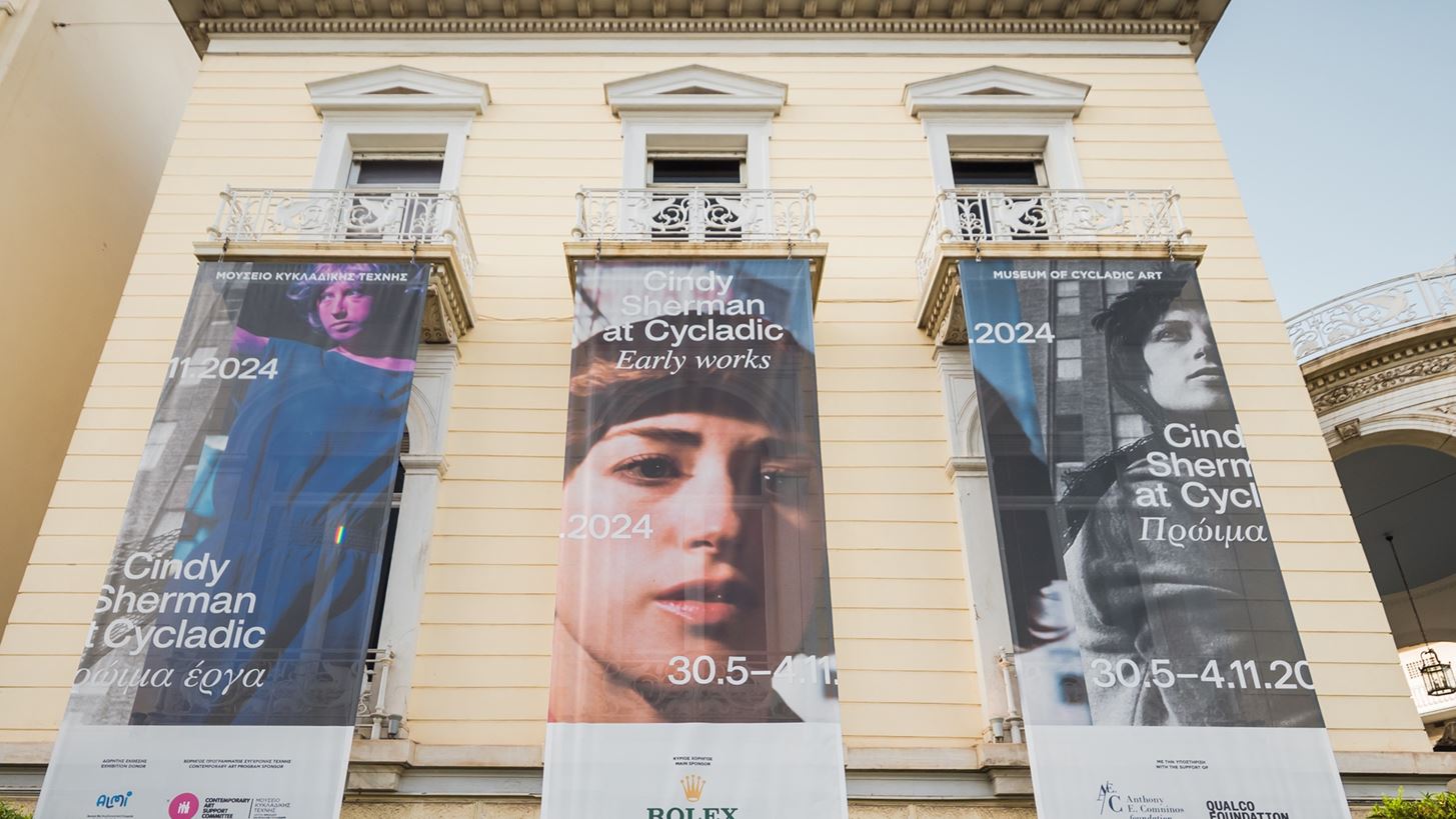 Cindy Sherman at Cycladic: &#x3A0;&#x3C1;&#x3CE;&#x3B9;&#x3BC;&#x3B1; &#x3AD;&#x3C1;&#x3B3;&#x3B1; &#x3C3;&#x3C4;&#x3BF; &#x39C;&#x3BF;&#x3C5;&#x3C3;&#x3B5;&#x3AF;&#x3BF; &#x39A;&#x3C5;&#x3BA;&#x3BB;&#x3B1;&#x3B4;&#x3B9;&#x3BA;&#x3AE;&#x3C2; &#x3A4;&#x3AD;&#x3C7;&#x3BD;&#x3B7;&#x3C2;