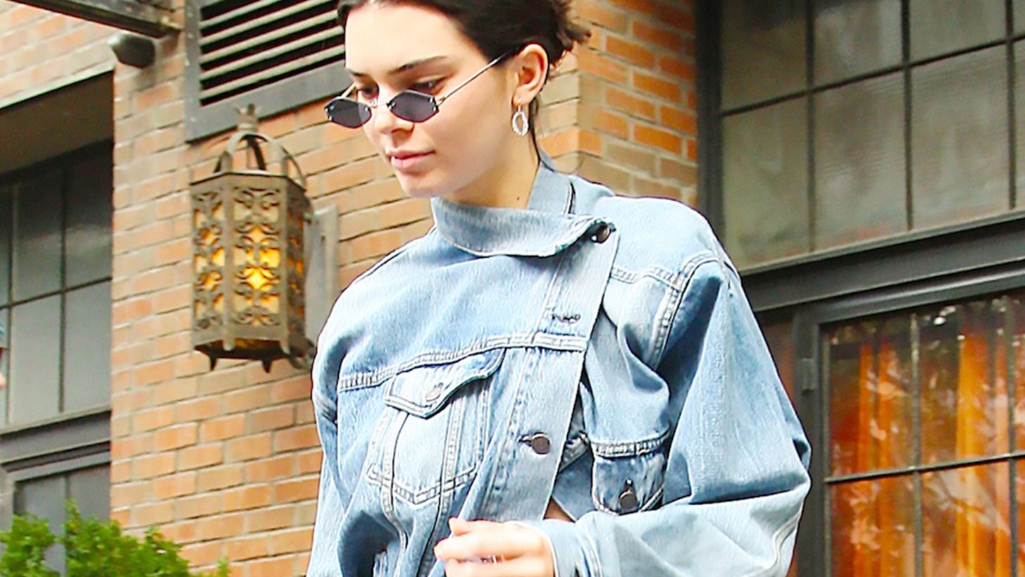 H &#x39A;endall Jenner &#x3C6;&#x3BF;&#x3C1;&#x3AC; &#x3C4;&#x3BF; denim jacket &#x3BC;&#x3B5; &#x3C4;&#x3BF;&#x3BD; &#x3C0;&#x3B9;&#x3BF; &#x3C0;&#x3C1;&#x3C9;&#x3C4;&#x3CC;&#x3C4;&#x3C5;&#x3C0;&#x3BF; &#x3C4;&#x3C1;&#x3CC;&#x3C0;&#x3BF;