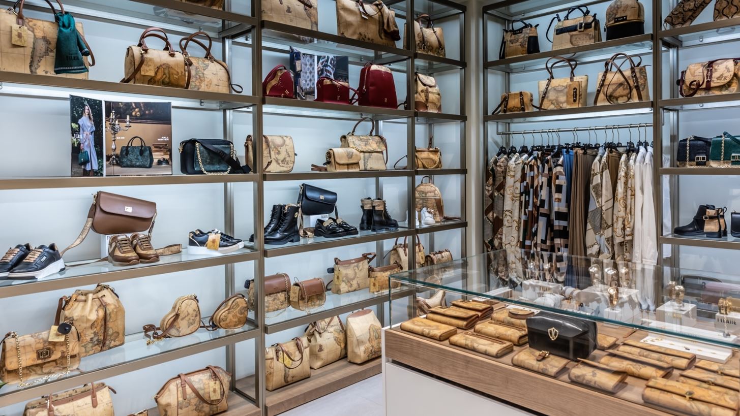 &#x397; &#x3C0;&#x3C1;&#x3CE;&#x3C4;&#x3B7; flagship boutique &#x3C4;&#x3B7;&#x3C2; Alviero Martini 1A Classe &#x3AC;&#x3BD;&#x3BF;&#x3B9;&#x3BE;&#x3B5; &#x3C3;&#x3C4;&#x3BF; &#x3BA;&#x3AD;&#x3BD;&#x3C4;&#x3C1;&#x3BF; &#x3C4;&#x3B7;&#x3C2; &#x391;&#x3B8;&#x3AE;&#x3BD;&#x3B1;&#x3C2; &#x3BA;&#x3B1;&#x3B9; &#x3C3;&#x3B5; &#x3C0;&#x3B5;&#x3C1;&#x3B9;&#x3BC;&#x3AD;&#x3BD;&#x3B5;&#x3B9; &#x3BD;&#x3B1; &#x3C4;&#x3B7;&#x3BD; &#x3B5;&#x3C0;&#x3B9;&#x3C3;&#x3BA;&#x3B5;&#x3C6;&#x3C4;&#x3B5;&#x3AF;&#x3C2;