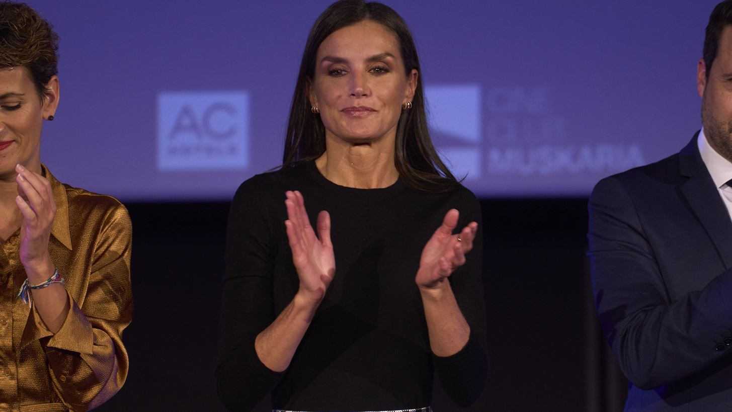 &#x3A4;&#x3BF; &#x3AD;&#x3BA;&#x3B1;&#x3BD;&#x3B5; &#x3BE;&#x3B1;&#x3BD;&#x3AC;! &#x397; &#x3B2;&#x3B1;&#x3C3;&#x3AF;&#x3BB;&#x3B9;&#x3C3;&#x3C3;&#x3B1; Letizia &#x3C3;&#x3B5; &#x3BC;&#x3AF;&#x3B1; &quot;&#x3B5;&#x3BA;&#x3C4;&#x3CC;&#x3C2; &#x3C0;&#x3C1;&#x3C9;&#x3C4;&#x3BF;&#x3BA;&#x3CC;&#x3BB;&#x3BB;&#x3BF;&#x3C5;&quot; &#x3B5;&#x3BC;&#x3C6;&#x3AC;&#x3BD;&#x3B9;&#x3C3;&#x3B7; &#x3BC;&#x3B5; cutout &#x3C6;&#x3BF;&#x3CD;&#x3C3;&#x3C4;&#x3B1;