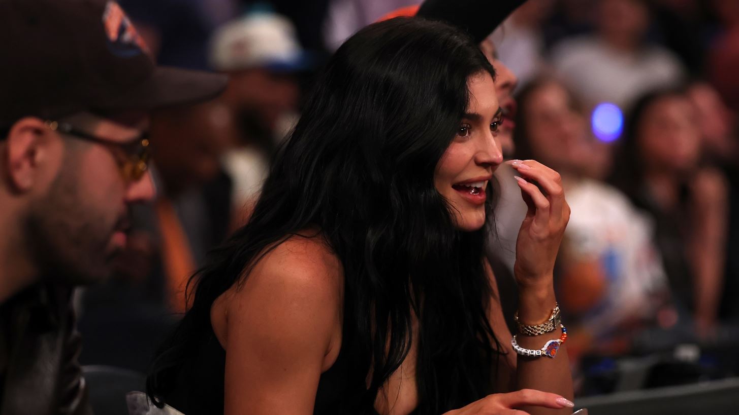 Kylie Jenner | M&#x3AF;&#x3BB;&#x3B7;&#x3C3;&#x3B5; &#x3C0;&#x3B9;&#x3BF; &#x3B1;&#x3BD;&#x3BF;&#x3B9;&#x3C7;&#x3C4;&#x3AC; &#x3B1;&#x3C0;&#x3CC; &#x3C0;&#x3BF;&#x3C4;&#x3AD; &#x3B3;&#x3B9;&#x3B1; &#x3C4;&#x3B7;&#x3BD; &#x3B1;&#x3C5;&#x3BE;&#x3B7;&#x3C4;&#x3B9;&#x3BA;&#x3AE; &#x3B5;&#x3C0;&#x3AD;&#x3BC;&#x3B2;&#x3B1;&#x3C3;&#x3B7; &#x3C3;&#x3C4;&#x3BF; &#x3C3;&#x3C4;&#x3AE;&#x3B8;&#x3BF;&#x3C2; &#x3C4;&#x3B7;&#x3C2;