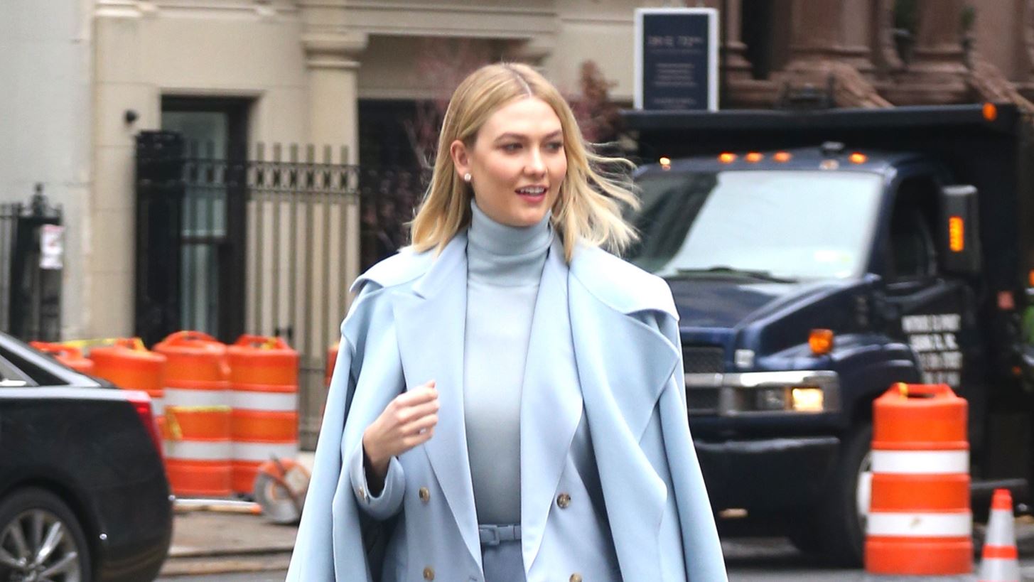 &#x397; Karlie Kloss &#x3BC;&#x3B5; casual look &#x3BA;&#x3B1;&#x3B9; &#x3BC;&#x3AC;&#x3C3;&#x3BA;&#x3B1; Biden-Harris