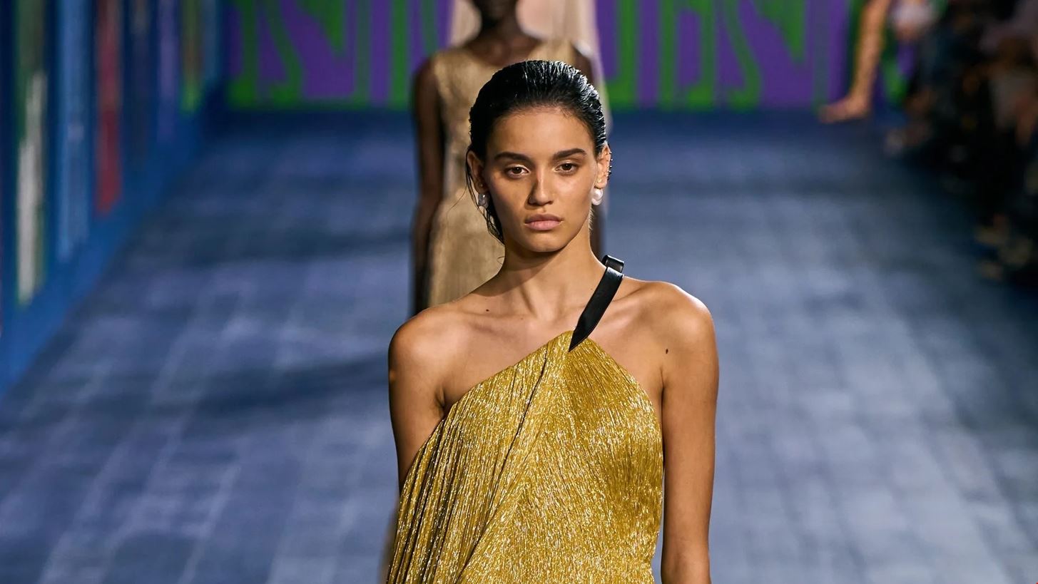 Haute Couture Week | &#x3A4;&#x3B1; 3 &#x3C0;&#x3B9;&#x3BF; &#x3BA;&#x3BF;&#x3BC;&#x3C8;&#x3AC; &#x3C7;&#x3C4;&#x3B5;&#x3BD;&#x3AF;&#x3C3;&#x3BC;&#x3B1;&#x3C4;&#x3B1; &#x3B3;&#x3B9;&#x3B1; &#x3C4;&#x3BF; &#x3BA;&#x3B1;&#x3BB;&#x3BF;&#x3BA;&#x3B1;&#x3AF;&#x3C1;&#x3B9; &#x3CC;&#x3C0;&#x3C9;&#x3C2; &#x3C4;&#x3B1; &#x3B5;&#x3AF;&#x3B4;&#x3B1;&#x3BC;&#x3B5; (&#x3BA;&#x3B1;&#x3B9;) &#x3C3;&#x3C4;&#x3BF; catwalk