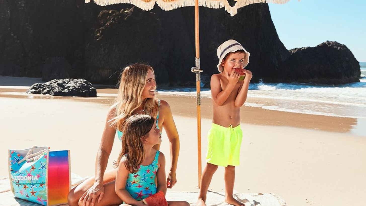 Beachwear Mini Me | &#x39F;&#x3B9; &#x3C0;&#x3B9;&#x3BF; fun &#x3BA;&#x3B1;&#x3B9; fashionable &#x3C4;&#x3AC;&#x3C3;&#x3B5;&#x3B9;&#x3C2; &#x3C4;&#x3BF;&#x3C5; &#x3BA;&#x3B1;&#x3BB;&#x3BF;&#x3BA;&#x3B1;&#x3B9;&#x3C1;&#x3B9;&#x3BF;&#x3CD; &#x3C3;&#x3C4;&#x3B1; Calzedonia
