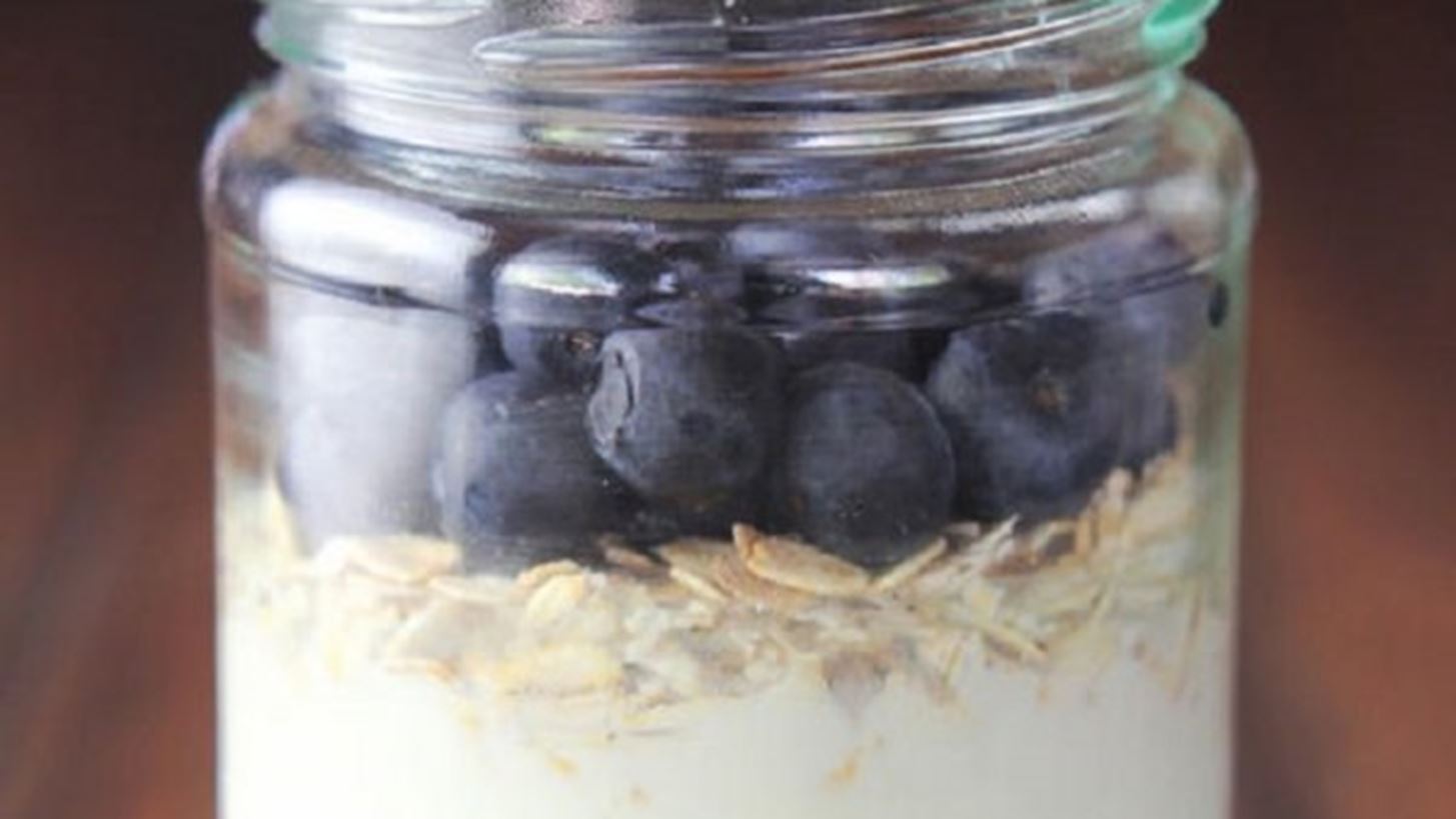 Βρώμη από το βράδυ χωρίς μαγείρεμα που θυμίζει γλυκιά πίτα με μύρτιλλα