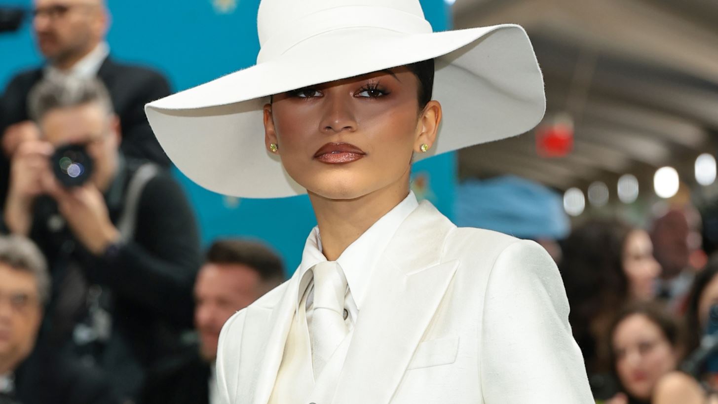 Met Gala 2025 | &#x397; Zendaya &#x3B5;&#x3BC;&#x3C0;&#x3BD;&#x3B5;&#x3CD;&#x3C3;&#x3C4;&#x3B7;&#x3BA;&#x3B5; &#x3B1;&#x3C0;&#x3CC; &#x3C4;&#x3BF; &#x3BD;&#x3C5;&#x3C6;&#x3B9;&#x3BA;&#x3CC; look &#x3C4;&#x3B7;&#x3C2; Bianca Jagger &#x3C3;&#x3C4;&#x3B1; &#x27;70s