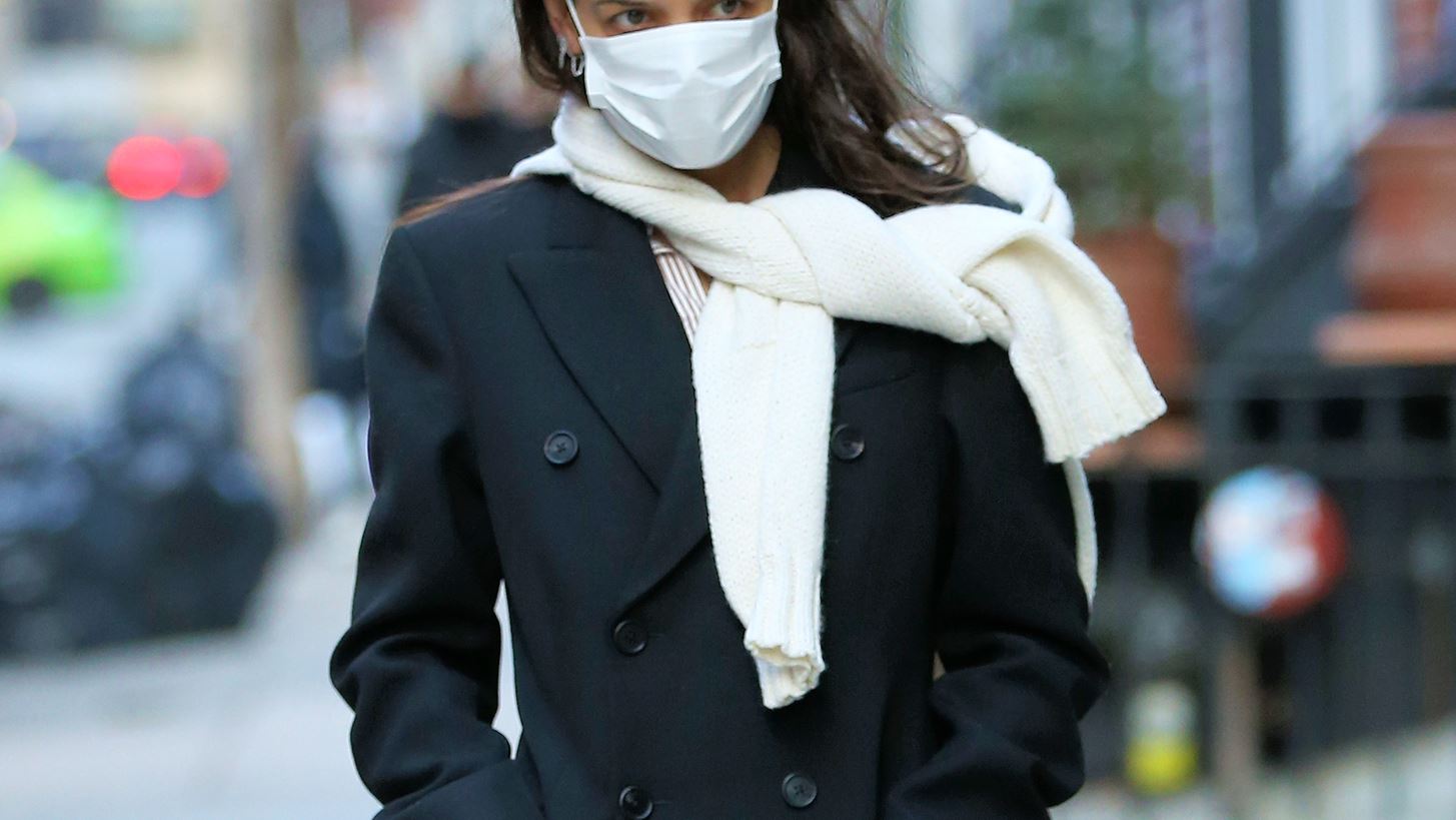 &#x397; Katie Holmes &#x3B5;&#x3C0;&#x3B5;&#x3BD;&#x3B1;&#x3C6;&#x3AD;&#x3C1;&#x3B5;&#x3B9; &#x3C4;&#x3B7;&#x3BD; &#x3C0;&#x3B9;&#x3BF; &#x3B1;&#x3BC;&#x3C6;&#x3B9;&#x3BB;&#x3B5;&#x3B3;&#x3CC;&#x3BC;&#x3B5;&#x3BD;&#x3B7; &#x3C4;&#x3AC;&#x3C3;&#x3B7; &#x3C3;&#x3C4;&#x3BF; footwear