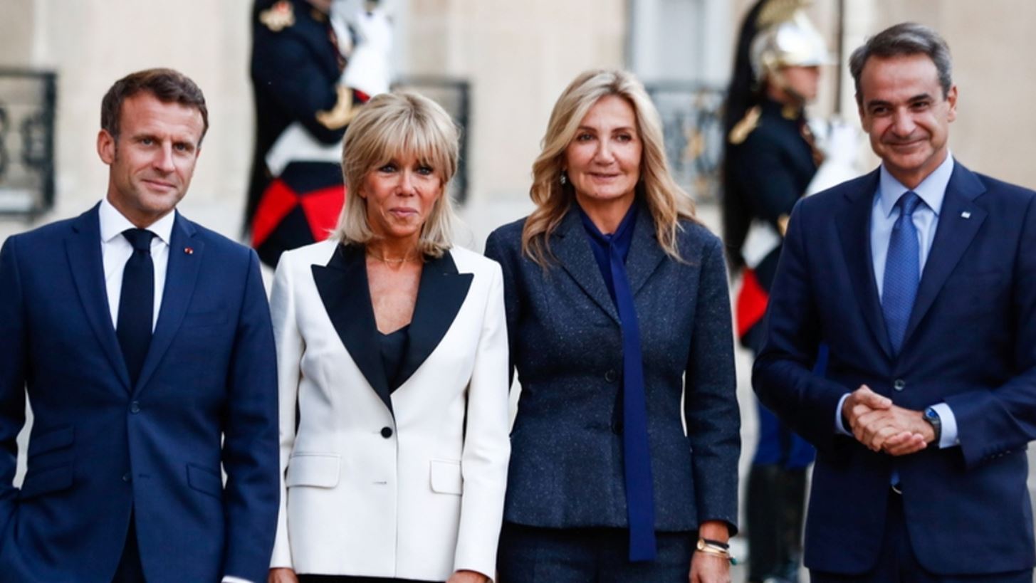 Brigitte Macron - Μαρέβα Μητσοτάκη | Η συνάντησή τους στο Μέγαρο των Ηλυσίων Πεδίων - Τι φόρεσαν οι δυο Πρώτες Κυρίες