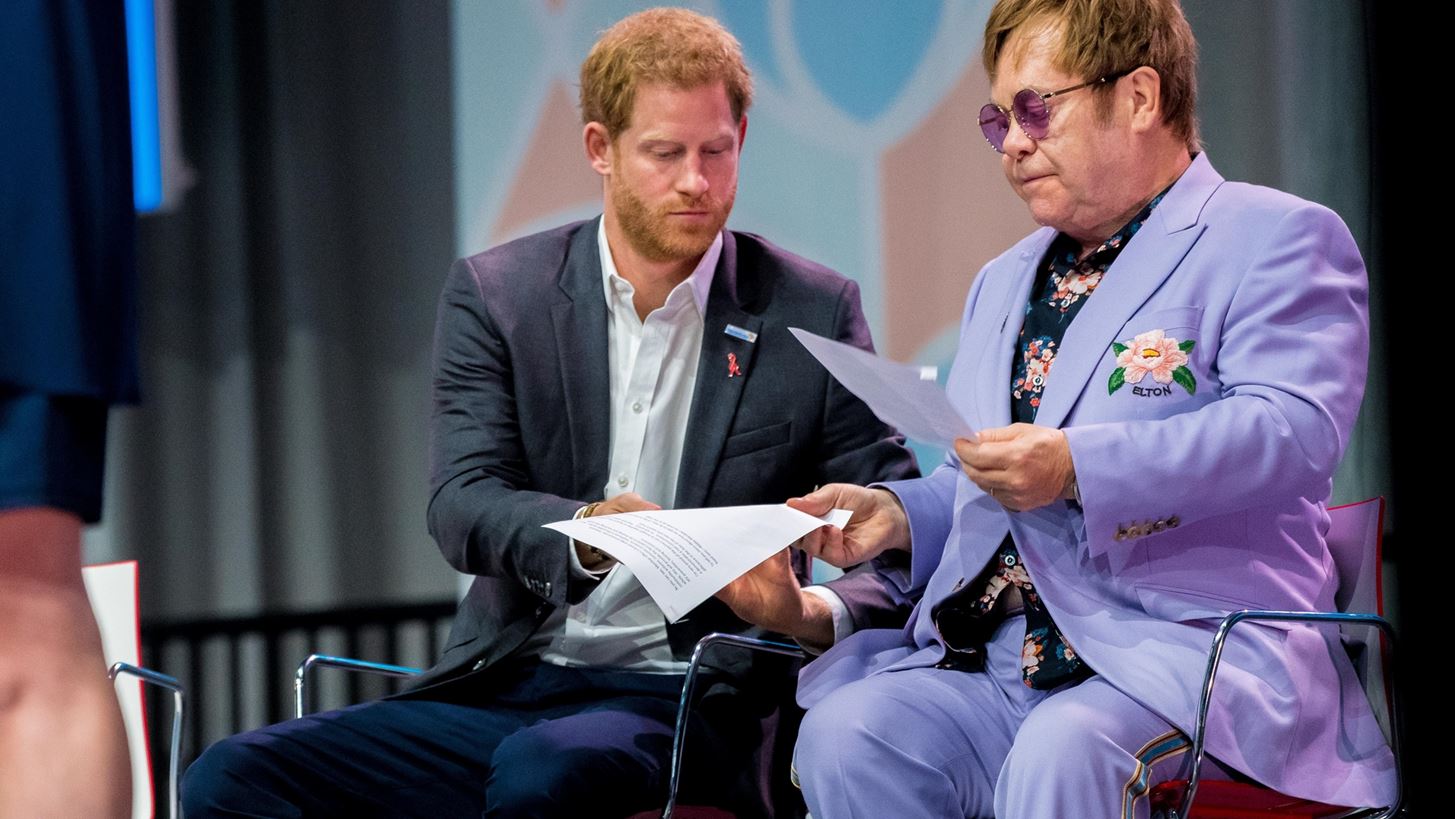 &#x39F; &#x3C0;&#x3C1;&#x3AF;&#x3B3;&#x3BA;&#x3B9;&#x3C0;&#x3B1;&#x3C2; Harry &#x3BA;&#x3B1;&#x3B9; &#x3BF; Elton John &#x3AD;&#x3BD;&#x3C9;&#x3C3;&#x3B1;&#x3BD; &#x3C4;&#x3B9;&#x3C2; &#x3B4;&#x3C5;&#x3BD;&#x3AC;&#x3BC;&#x3B5;&#x3B9;&#x3C2; &#x3C4;&#x3BF;&#x3C5;&#x3C2; &#x3C3;&#x3C4;&#x3B7; &#x3BC;&#x3B5;&#x3B3;&#x3B1;&#x3BB;&#x3CD;&#x3C4;&#x3B5;&#x3C1;&#x3B7; &#x3B1;&#x3B3;&#x3C9;&#x3B3;&#x3AE; &#x3C0;&#x3BF;&#x3C5; &#x3AD;&#x3B3;&#x3B9;&#x3BD;&#x3B5; &#x3C0;&#x3BF;&#x3C4;&#x3AD; &#x3B5;&#x3BD;&#x3B1;&#x3BD;&#x3C4;&#x3AF;&#x3BF;&#x3BD; &#x3C4;&#x3B7;&#x3C2; Daily Mail