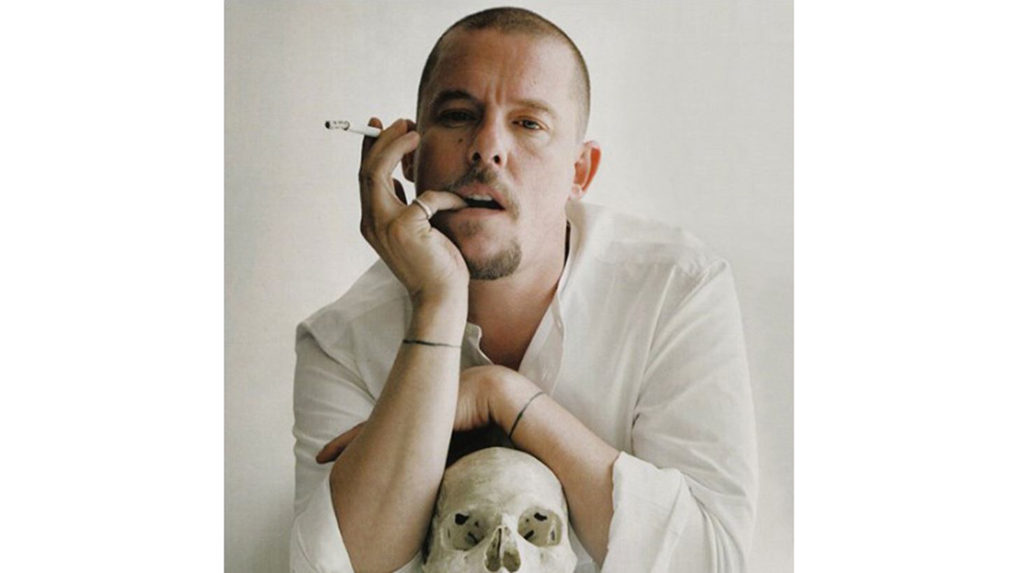 &#x3A0;&#x3BF;&#x3B9;&#x3BF;&#x3C2; &#x3B5;&#x3AF;&#x3BD;&#x3B1;&#x3B9; &#x3BF; &#x3B7;&#x3B8;&#x3BF;&#x3C0;&#x3BF;&#x3B9;&#x3CC;&#x3C2; &#x3C0;&#x3BF;&#x3C5; &#x3B8;&#x3B1; &#x3C5;&#x3C0;&#x3BF;&#x3B4;&#x3C5;&#x3B8;&#x3B5;&#x3AF; &#x3C4;&#x3BF;&#x3BD; Alexander McQueen &#x3C3;&#x3C4;&#x3B7;&#x3BD; &#x3BD;&#x3AD;&#x3B1; &#x3C4;&#x3B1;&#x3B9;&#x3BD;&#x3AF;&#x3B1;;