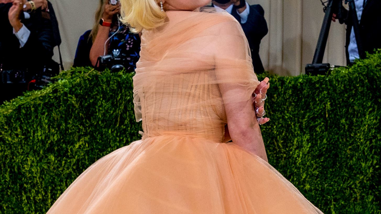 Billie Eilish | &#x39F; &#x3CC;&#x3C1;&#x3BF;&#x3C2; &#x3C0;&#x3BF;&#x3C5; &#x3AD;&#x3B8;&#x3B5;&#x3C3;&#x3B5; &#x3C3;&#x3C4;&#x3BF;&#x3BD; &#x3BF;&#x3AF;&#x3BA;&#x3BF; Oscar de la Renta &#x3B3;&#x3B9;&#x3B1; &#x3BD;&#x3B1; &#x3C6;&#x3BF;&#x3C1;&#x3AD;&#x3C3;&#x3B5;&#x3B9; &#x3B4;&#x3B7;&#x3BC;&#x3B9;&#x3BF;&#x3C5;&#x3C1;&#x3B3;&#x3AF;&#x3B1; &#x3C4;&#x3BF;&#x3C5; &#x3C3;&#x3C4;&#x3BF; Met Gala