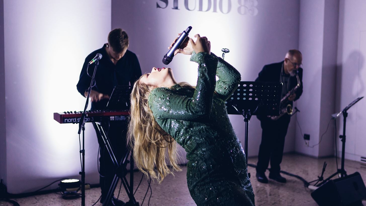 Studio 83 | &#x3A4;&#x3BF; &#x3B1;&#x3BD;&#x3B5;&#x3C1;&#x3C7;&#x3CC;&#x3BC;&#x3B5;&#x3BD;&#x3BF; &#x3B5;&#x3BB;&#x3BB;&#x3B7;&#x3BD;&#x3B9;&#x3BA;&#x3CC; brand &#x3C0;&#x3B1;&#x3C1;&#x3BF;&#x3C5;&#x3C3;&#x3AF;&#x3B1;&#x3C3;&#x3B5; &#x3C4;&#x3B7; Festive Edition &#x3C3;&#x3C5;&#x3BB;&#x3BB;&#x3BF;&#x3B3;&#x3AE; &#x3C4;&#x3BF;&#x3C5;