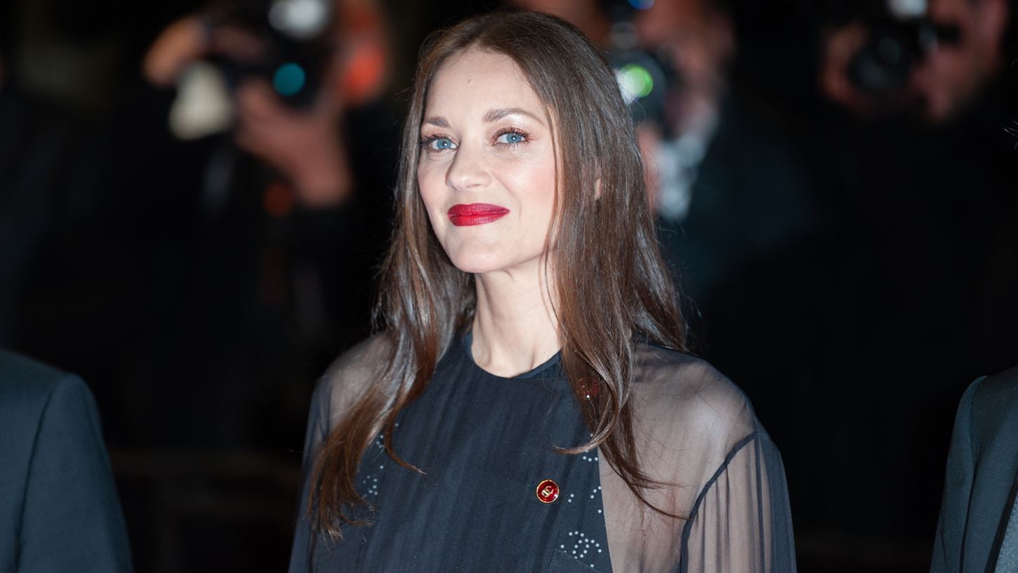&#x397; Marion Cotillard &quot;&#x3B5;&#x3B9;&#x3C3;&#x3B2;&#x3AC;&#x3BB;&#x3BB;&#x3B5;&#x3B9;&quot; &#x3C3;&#x3C4;&#x3B7;&#x3BD; &#x3C4;&#x3AD;&#x3C4;&#x3B1;&#x3C1;&#x3C4;&#x3B7; &#x3C3;&#x3B5;&#x3B6;&#x3CC;&#x3BD; &#x3C4;&#x3BF;&#x3C5; &quot;The Morning Show&quot;