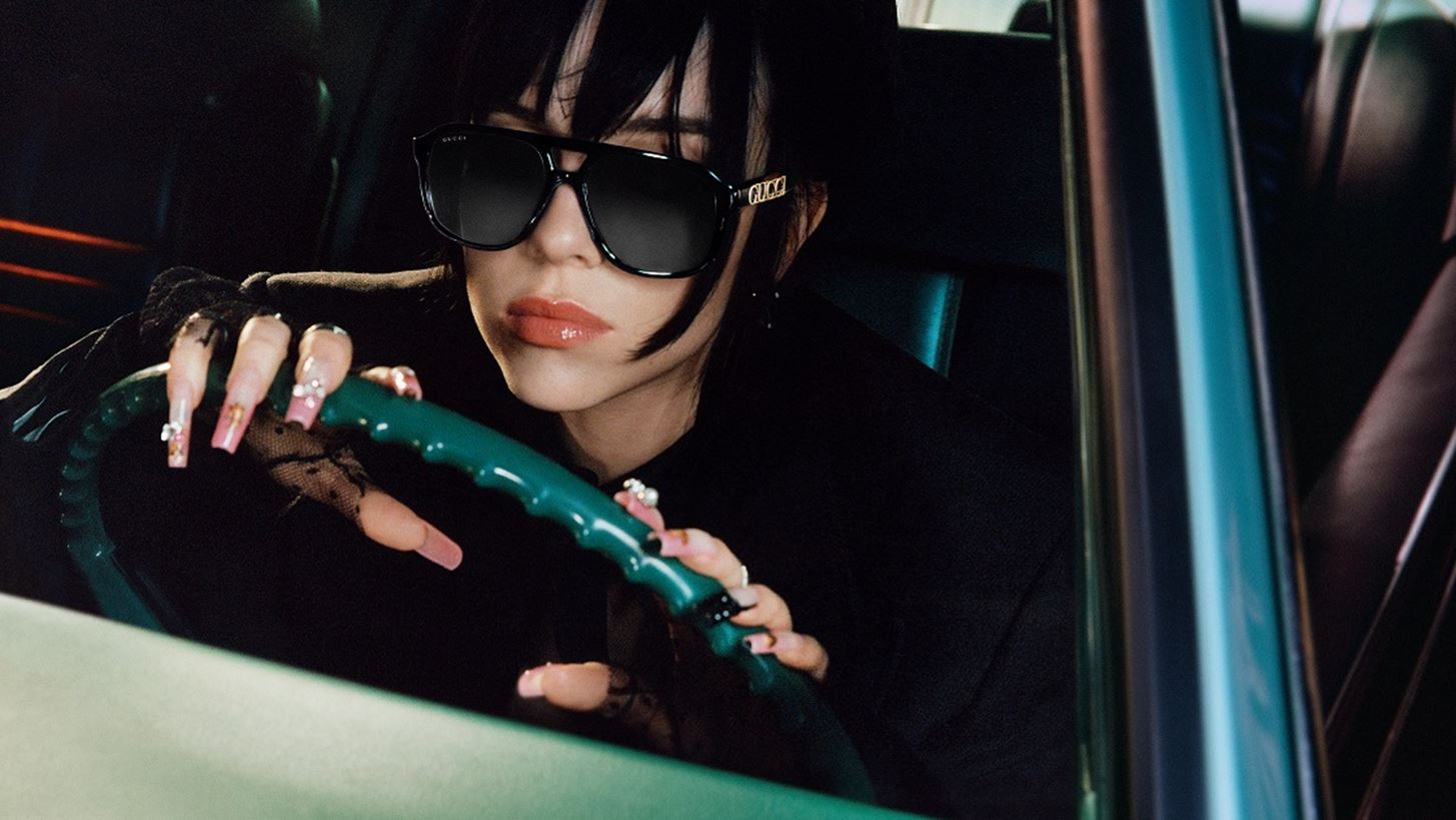 &#x397; Billie Eilish &#x3B5;&#x3AF;&#x3BD;&#x3B1;&#x3B9; &#x3C4;&#x3BF; &#x3C0;&#x3C1;&#x3CC;&#x3C3;&#x3C9;&#x3C0;&#x3BF; &#x3C4;&#x3B7;&#x3C2; &#x3BD;&#x3AD;&#x3B1;&#x3C2; eyewear &#x3BA;&#x3B1;&#x3BC;&#x3C0;&#x3AC;&#x3BD;&#x3B9;&#x3B1;&#x3C2; Gucci