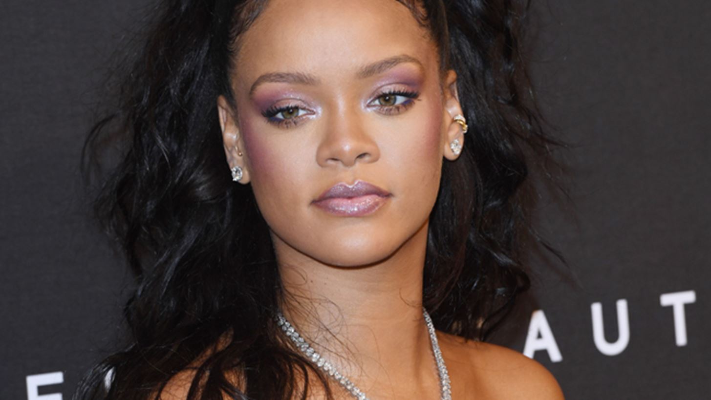 Rihanna: &#x397; &#x3B1;&#x3C0;&#x3AC;&#x3BD;&#x3C4;&#x3B7;&#x3C3;&#x3B7; &#x3C4;&#x3B7;&#x3C2; &#x3C3;&#x3B5; &#x3B5;&#x3C4;&#x3B1;&#x3B9;&#x3C1;&#x3B5;&#x3AF;&#x3B1; &#x3BA;&#x3B1;&#x3BB;&#x3BB;&#x3C5;&#x3BD;&#x3C4;&#x3B9;&#x3BA;&#x3CE;&#x3BD; &#x3C0;&#x3BF;&#x3C5; &#x3C0;&#x3C1;&#x3BF;&#x3C3;&#x3C0;&#x3AC;&#x3B8;&#x3B7;&#x3C3;&#x3B5; &#x3BD;&#x3B1; &quot;&#x3B8;&#x3AC;&#x3C8;&#x3B5;&#x3B9;&quot; &#x3C4;&#x3B1; Fenty Beauty