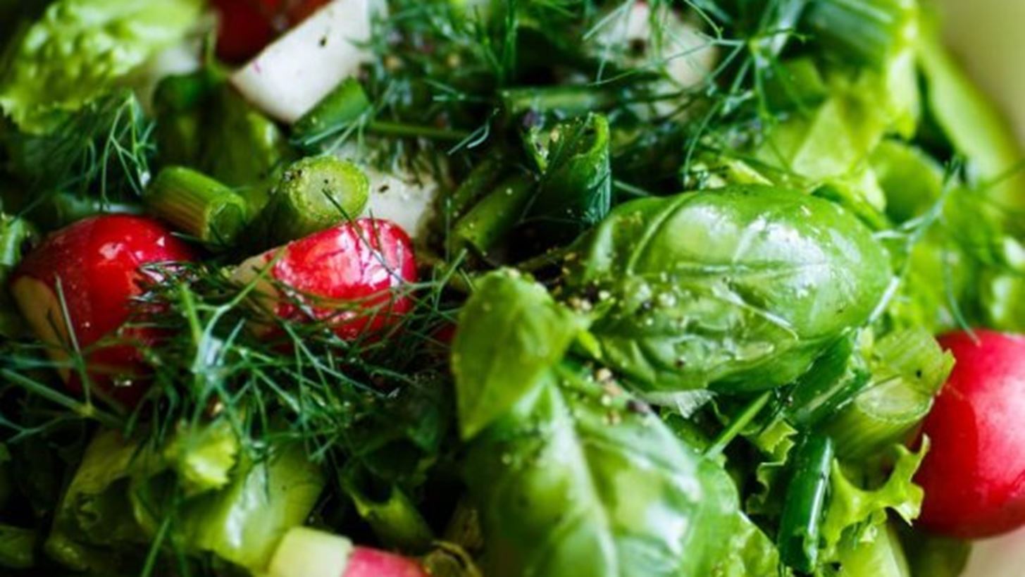 Πώς να φτιάξεις μια νόστιμη και υγιεινή σαλάτα; Τα 6 βασικά βήματα της διατροφολόγου