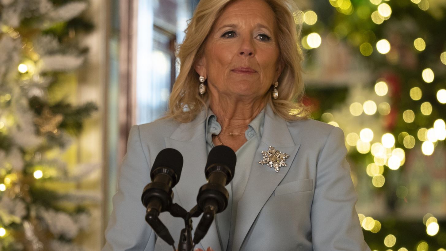 Jill Biden | &#x397; &#x3B5;&#x3BD;&#x3C4;&#x3C5;&#x3C0;&#x3C9;&#x3C3;&#x3B9;&#x3B1;&#x3BA;&#x3AE; &#x3B5;&#x3BC;&#x3C6;&#x3AC;&#x3BD;&#x3B9;&#x3C3;&#x3B7; &#x3BC;&#x3B5; &#x3BA;&#x3BF;&#x3C3;&#x3C4;&#x3BF;&#x3CD;&#x3BC;&#x3B9; &#x3C3;&#x3C4;&#x3BF; show &#x3C4;&#x3BF;&#x3C5; Ralph Lauren
