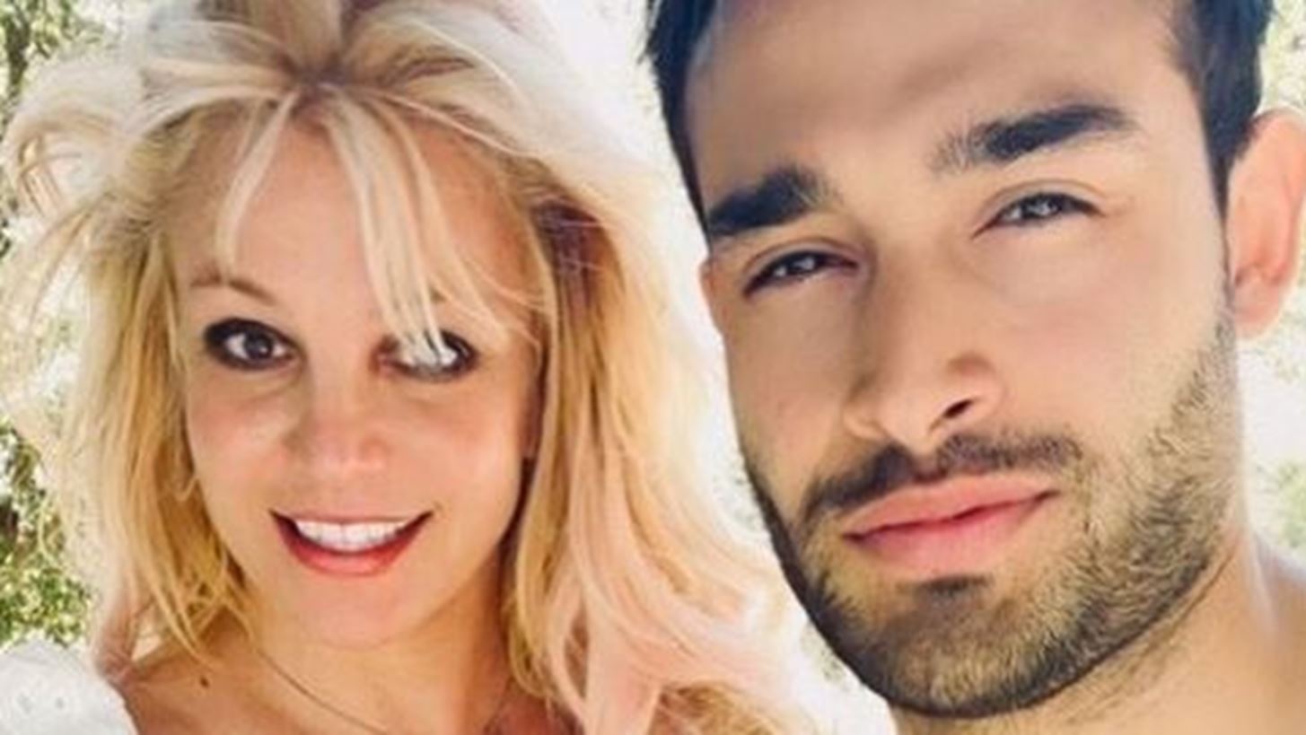 &#x397; Britney Spears &#x3C0;&#x3B1;&#x3AF;&#x3C1;&#x3BD;&#x3B5;&#x3B9; &#x3C4;&#x3B7; &#x3B6;&#x3C9;&#x3AE; &#x3C3;&#x3C4;&#x3B1; &#x3C7;&#x3AD;&#x3C1;&#x3B9;&#x3B1; &#x3C4;&#x3B7;&#x3C2; &#x3BA;&#x3B1;&#x3B9; &#x3B1;&#x3C1;&#x3C1;&#x3B1;&#x3B2;&#x3C9;&#x3BD;&#x3B9;&#x3AC;&#x3B6;&#x3B5;&#x3C4;&#x3B1;&#x3B9; &#x3C4;&#x3BF;&#x3BD; Sam Asghari